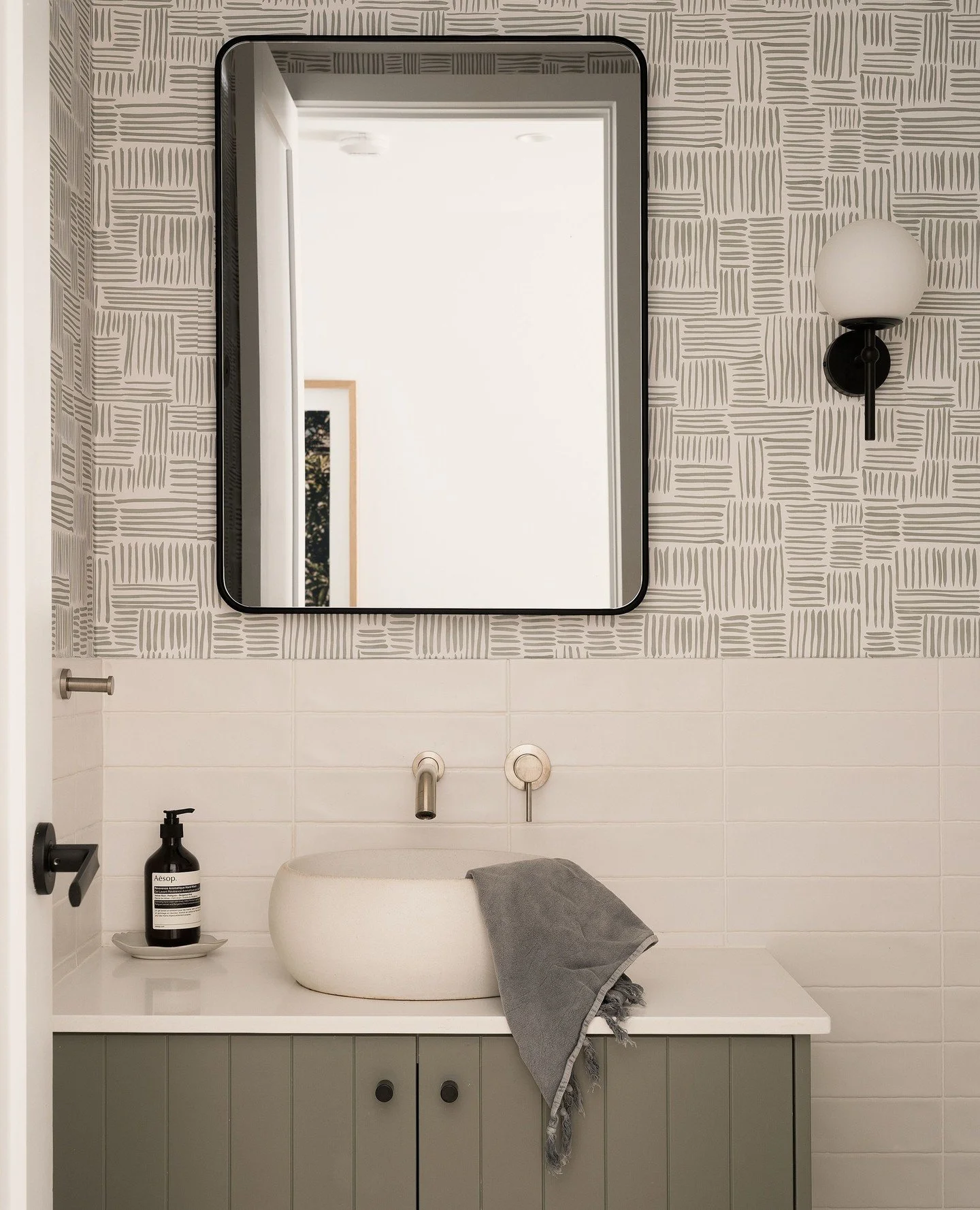 Moments from our recently completed Warriewood project. A timeless coastal home thoughtfully designed to bring a sense of calm and ease to everyday life for a busy young family of four. More to come soon.⁠
⁠
Interior Design &amp; styling: @twostories