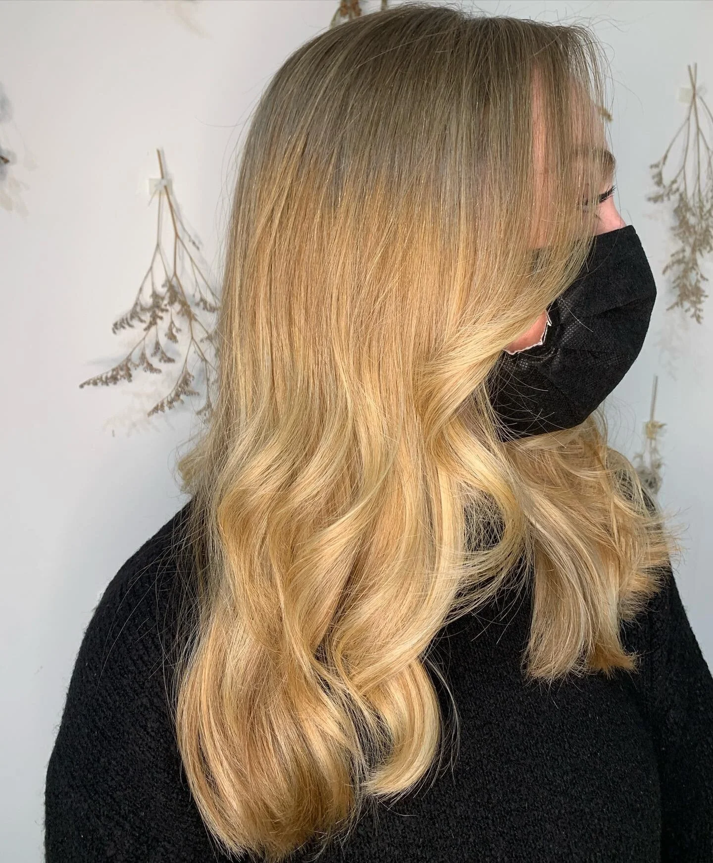 Beach blonde foilayage ☀️ Swipe all the way over to see full transformation!