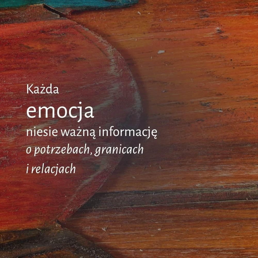 **Alt:** Tło z kolorowego drewna z białym tekstem: "Każda emocja niesie ważną informację o potrzebach, granicach i relacjach" – cytat o roli emocji w Terapii Skoncentrowanej na Emocjach (EFT) dla psychoterapeutów z Akademii EFT.
