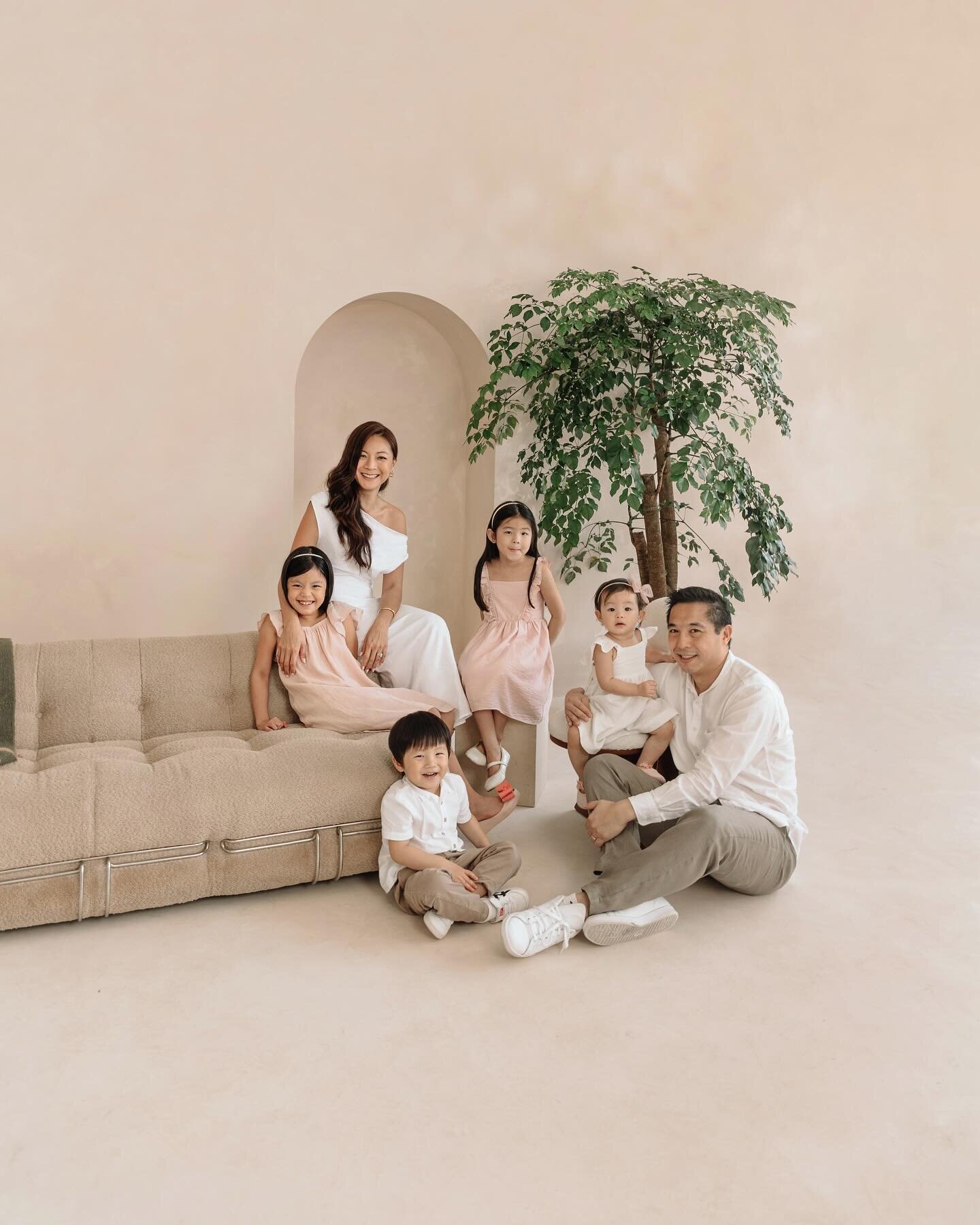 Back at #thelovestudiosComo, the Phuah family&rsquo;s @aileen.phuah weekend getaway turned into a heartwarming photoshoot filled with sibling love and laughter. Ollie&rsquo;s protective side over baby Ella stole the show, while Lexi and Aly added the