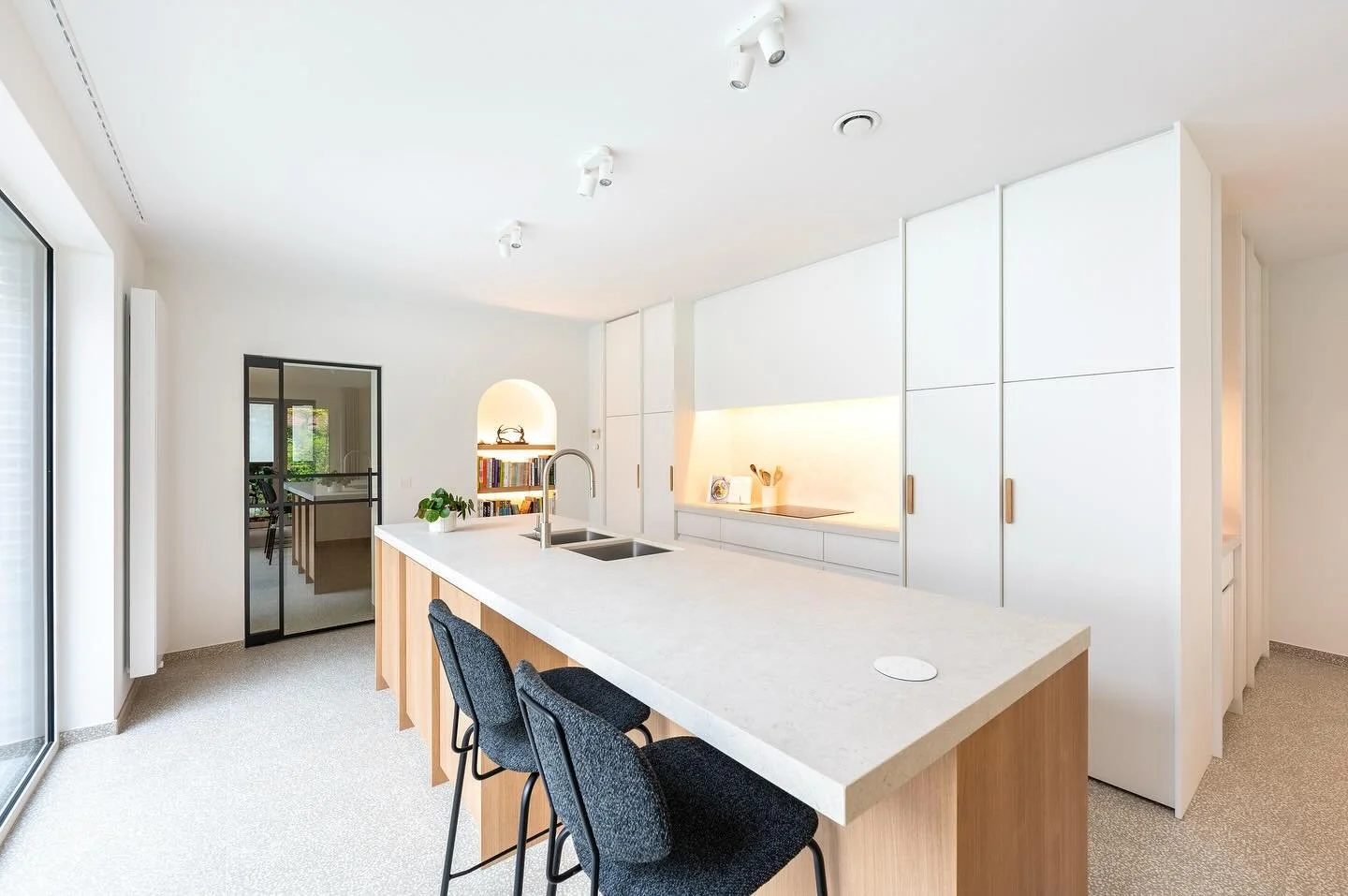Woning DB te Vilvoorde

Keuken, berging en eethoek op maat.

Meer info &amp; foto's zijn terug te vinden op onze website.

Ontwerp: @fenixx_interieur
Timmer-, gyprocwerken en maatwerk: @schrijnwerkerij_debrabanter
Werkblad: @louisculotkeukenwerkblade
