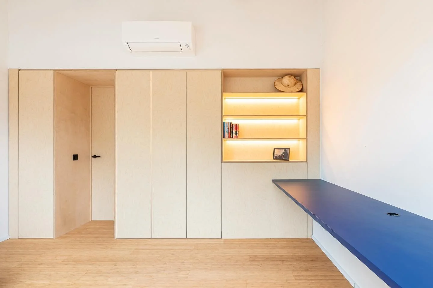 Woning PV te Vilvoorde

Renovatie van een zolderruimte naar 2 slaapkamers, een badkamer &eacute;n een praktische opbergzolder.

Meer info &amp; foto's zijn terug te vinden op onze website.

Timmer-, gyprocwerken en maatwerk: @schrijnwerkerij_debraban