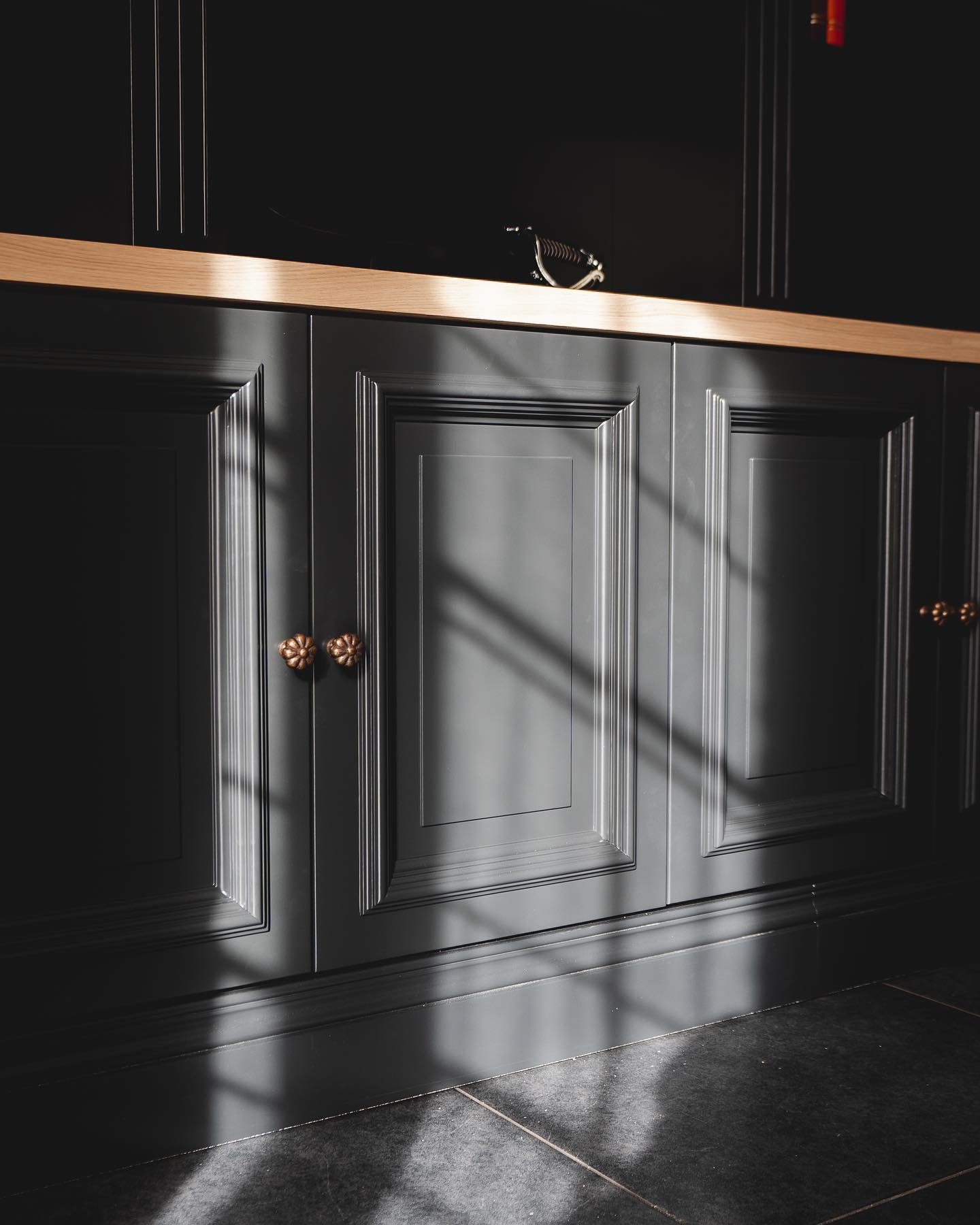 Woning RV te Puurs.

Traditioneel directiekantoor met een op maat gemaakte bureau en bibliotheek. 

Meer info &amp; foto's zijn terug te vinden op onze website.

Ontwerp en maatwerk: @schrijnwerkerij_debrabanter 
Lakwerk: Lakkerij Kolo 
Fotografie: @