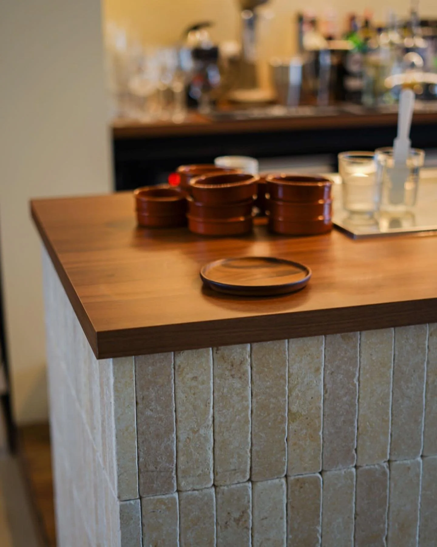 Interieur voor @raymond.antwerp 

Meer info en foto's zijn terug te vinden op onze website.

Ontwerp: @atelier.jaja 
Uitvoering: @schrijnwerkerij_debrabanter 
Fotografie: @atelier.jaja