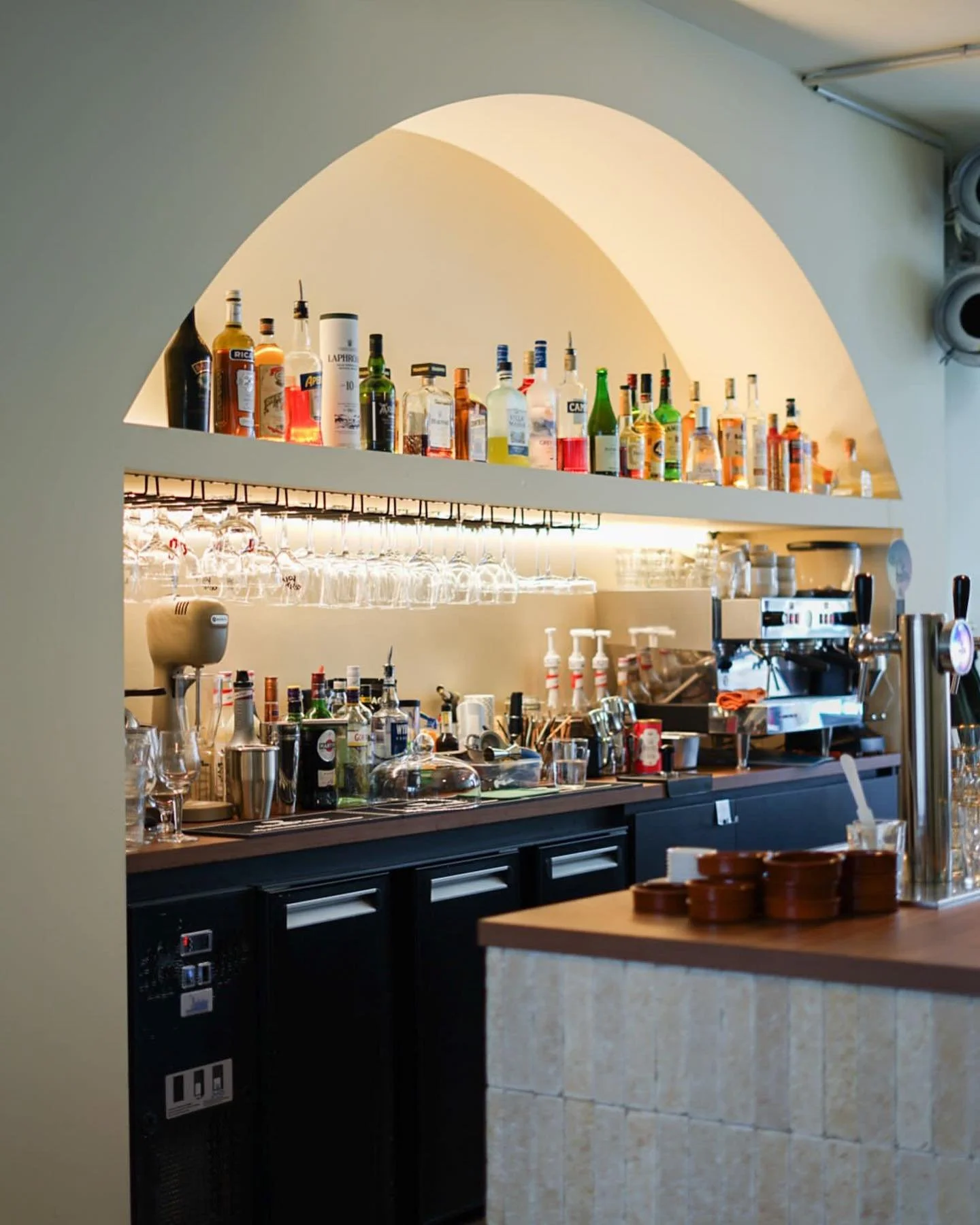 Interieur voor @raymond.antwerp 

Meer info en foto's zijn terug te vinden op onze website.

Ontwerp: @atelier.jaja 
Uitvoering: @schrijnwerkerij_debrabanter 
Fotografie: @atelier.jaja