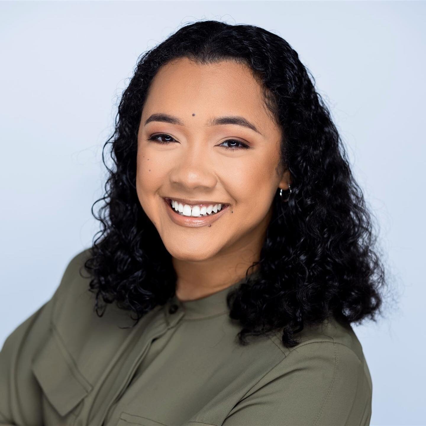 Looking back the headshots of Danielle Poblarp, US Naval Professional / Stage actor. Her smile is contagious and brights up the room; making my job easy to do 😊. 

Thank you @noire19studio for allowing me to capture in your amazing studio. @facesbyk
