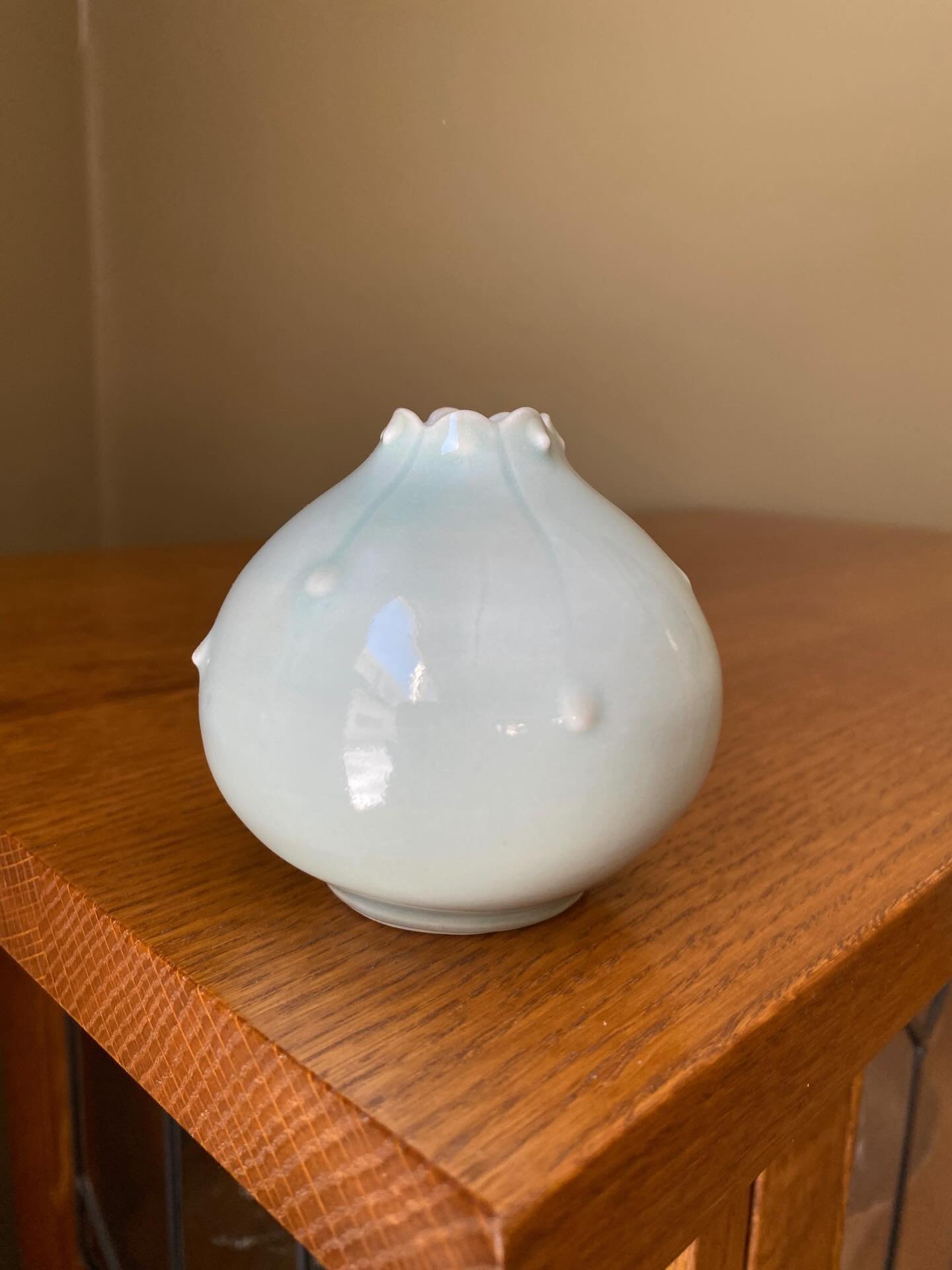 This beautiful pot from @ynyhan will be part of the silent auction @brewpointcoffee - exquisite!  February 19.  5:30 to 8  #coffeeandcocktails #fundraiser #potterytour