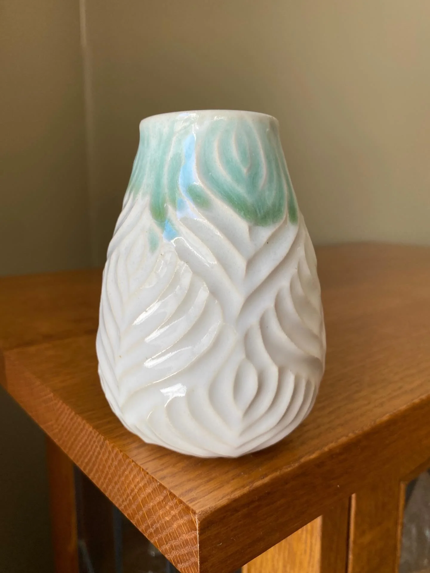 These sweet pots are from @k.m.pottery who will be #elmhurststop on the tour.  Such a good lineup this year!! The benefit is @brewpointcoffee February 19. 5:30 - 8.  #silentauction #potterytour #coffeeandcocktail #meetthepotters