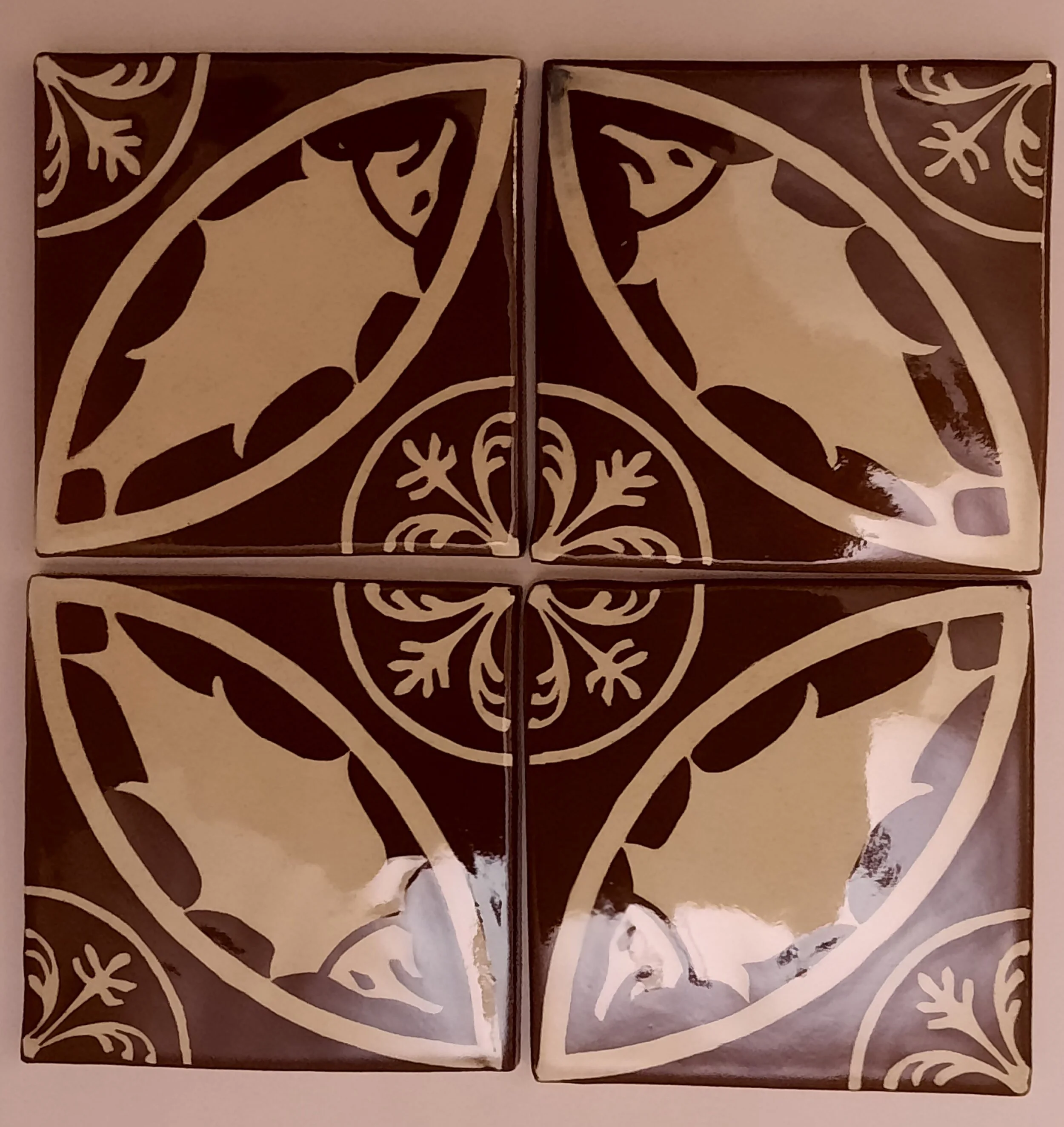 This fish design gives a large circle with smaller interlocking circles in the corners with a fern type design.