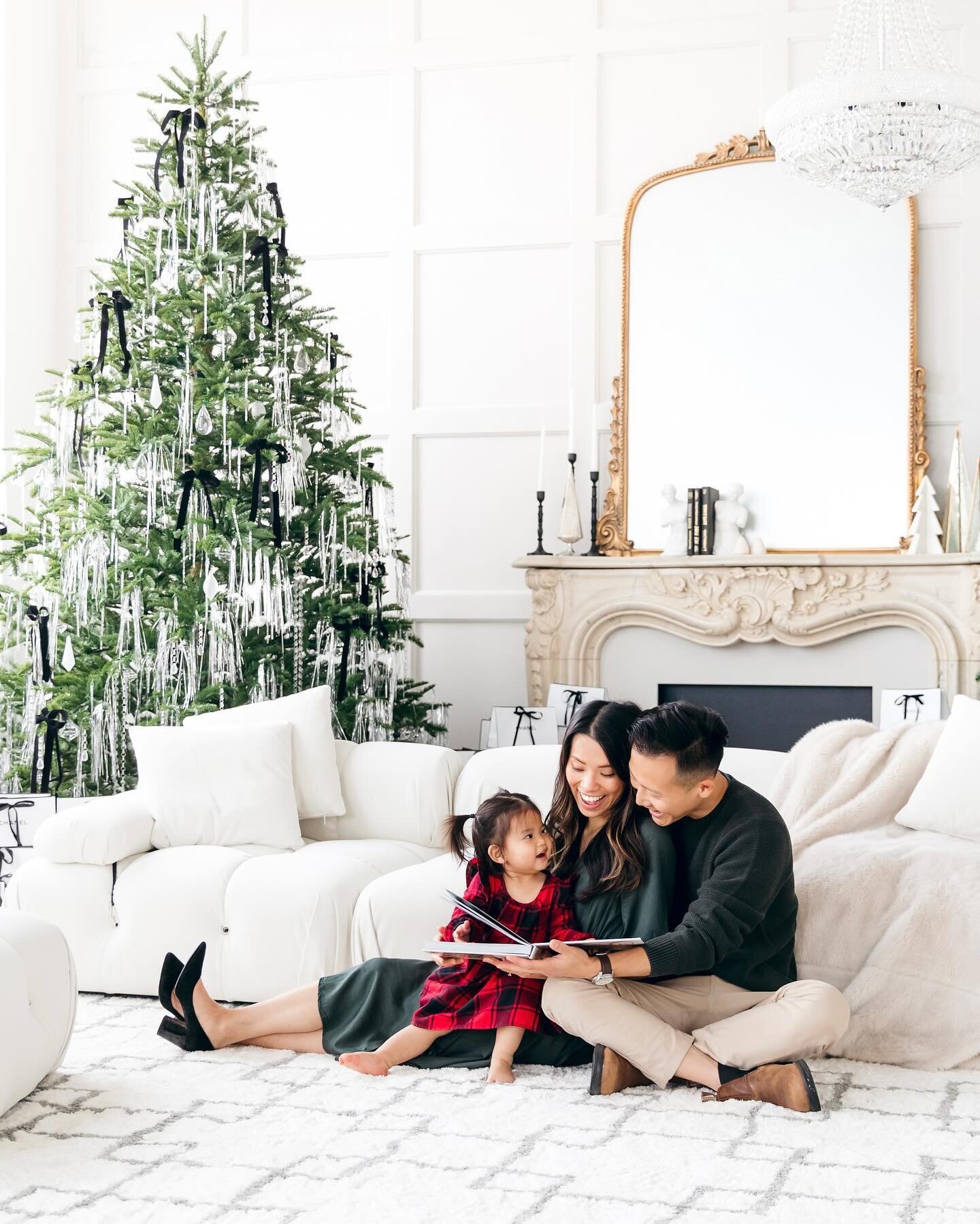Shela was our 3k Giveaway winner!! We photographed her family way back in October and it&rsquo;s so nice to finally be able to share them! 💖 Thank you all for entering and we&rsquo;ll be doing a 4k giveaway before you know it! 🎁⁣
⁣
#mintroomholiday