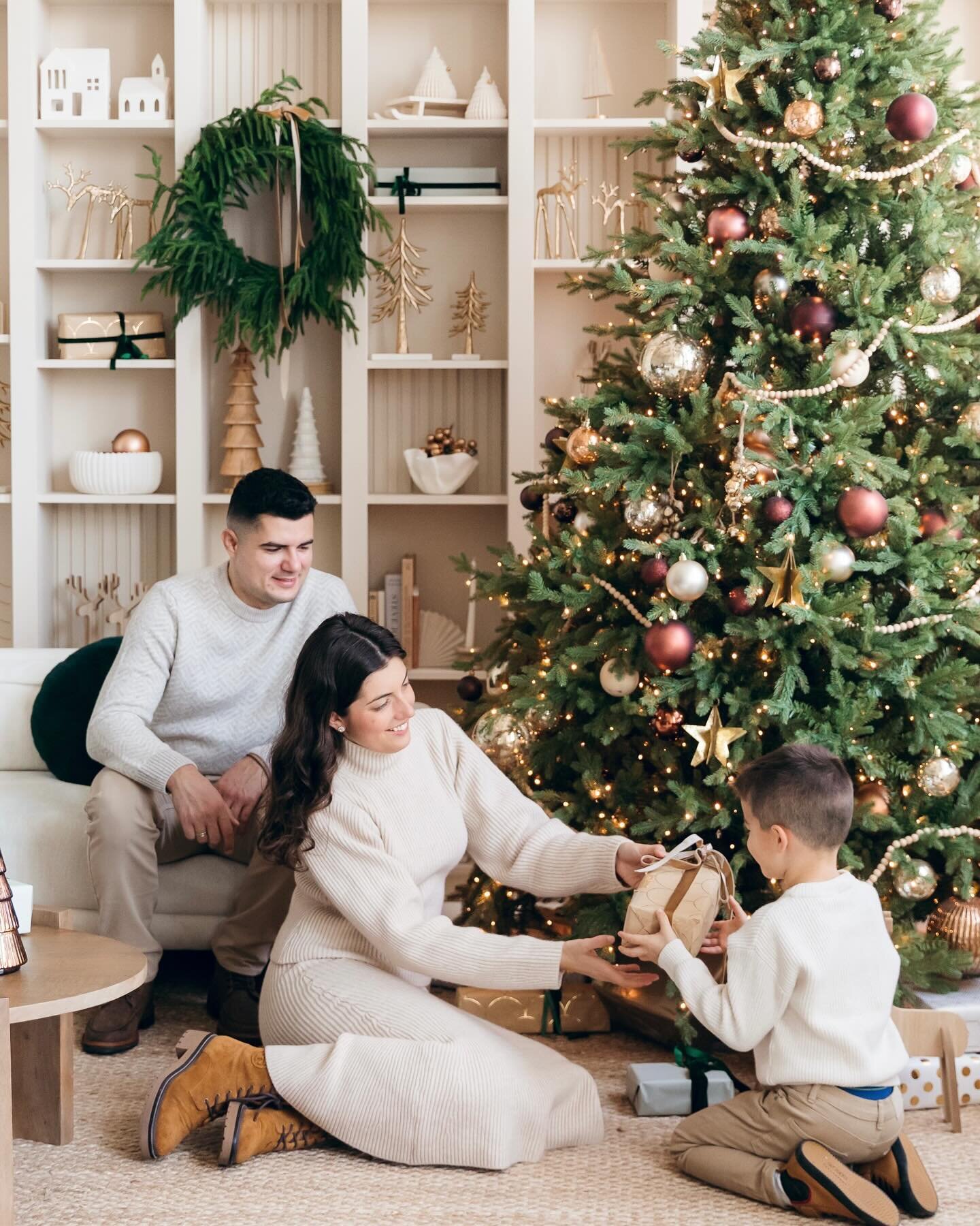We love a cozy Christmas! 🎄The Kitchen Studio was recently completely transformed and according to Tijana, this is her dream kitchen!! Who can blame her though? 💛⁣⁣
⁣⁣
#mintroomholiday #mintroomstudios #mintroombest #pretoloft #kitchenstudio #kitch