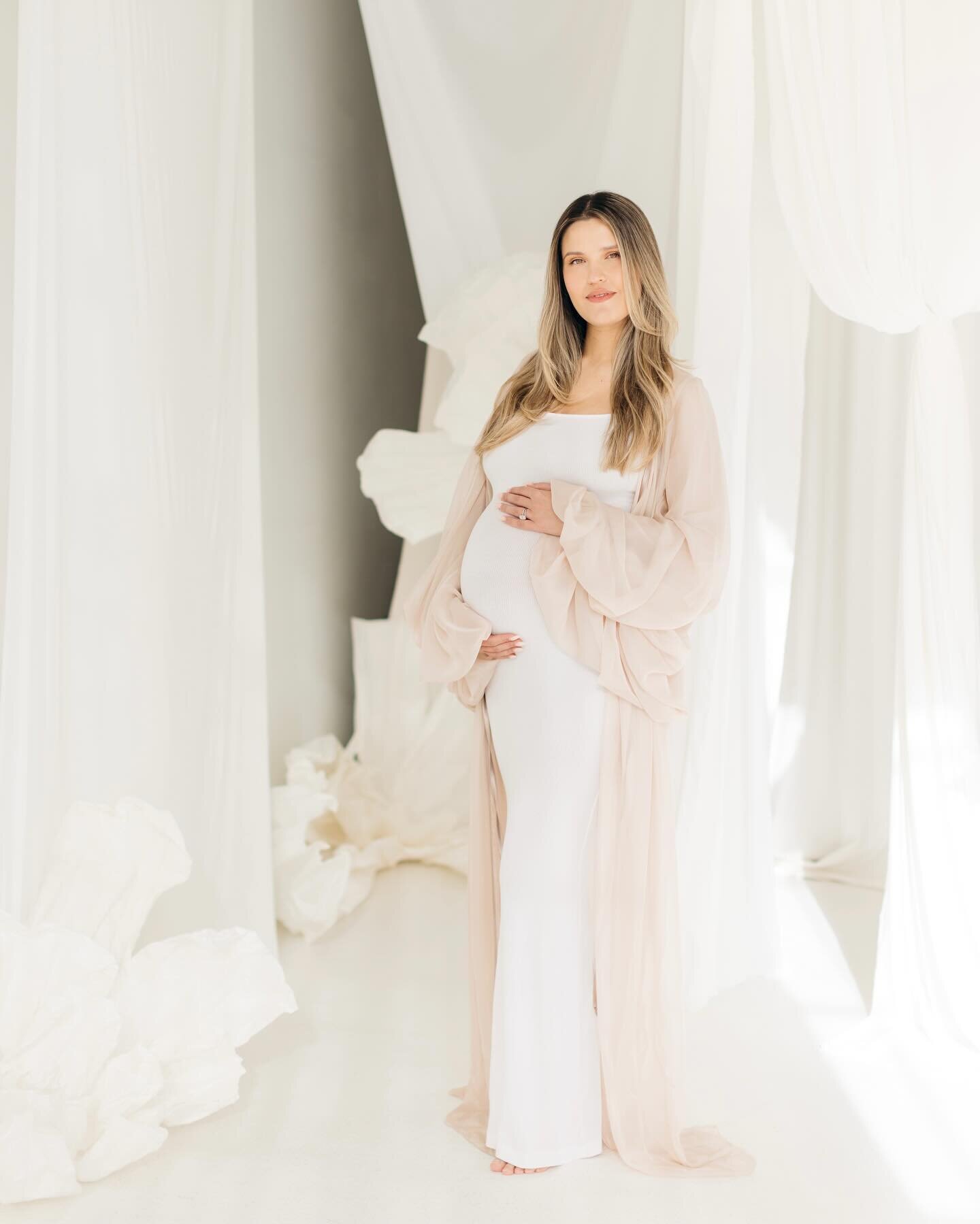 We&rsquo;ve been doing a string of maternity sessions lately and we are here for it! ❤️ The Solarium&rsquo;s winter setup provided the most romantic backdrop for Anna &amp; Alex&rsquo;s session. 💫⁣⁣
⁣⁣
We have ONE slot left for this room on March 9,