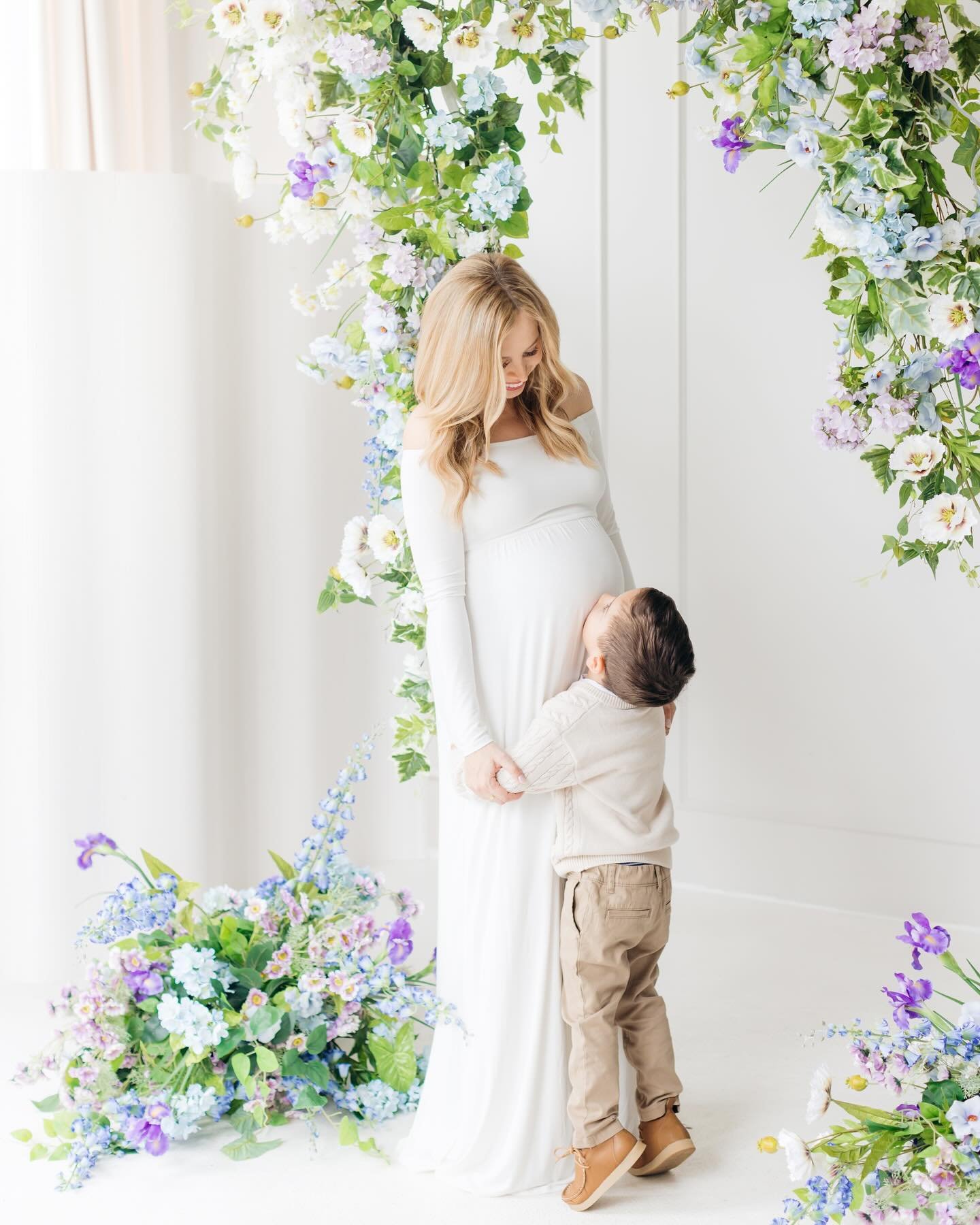 Happy Mother&rsquo;s Day to all of the moms, moms-to-be, and mother-figures!! Thank you for having us capture all of these special milestones! 💜💙🩷⁣
⁣
#mintroomstudios #mintroombest #mothersdayflorals #maternitysession #maternityportraits #torontop