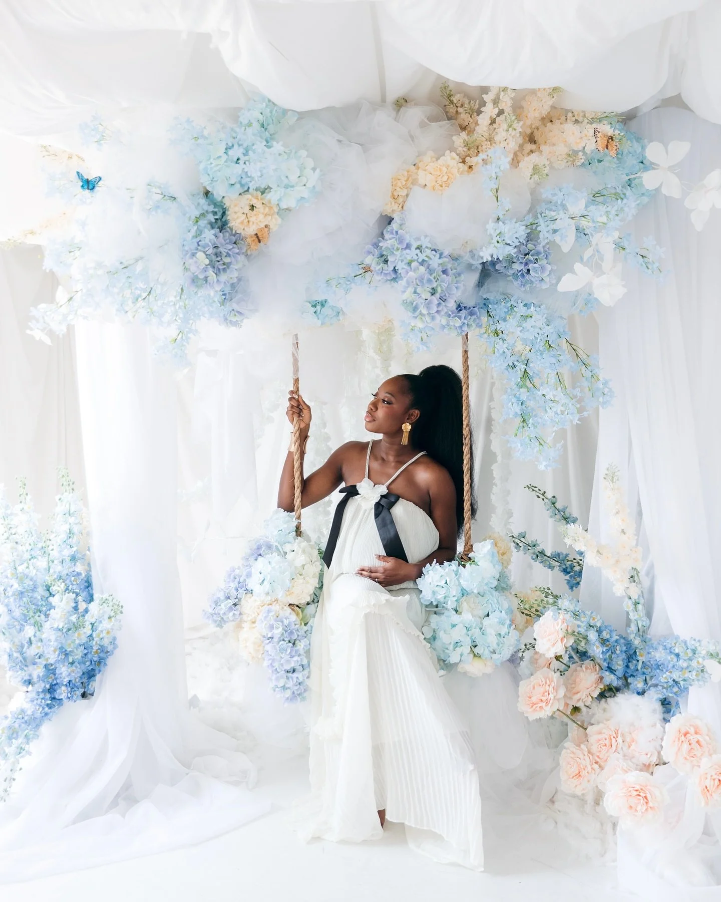 We&rsquo;ve been capturing Yejide &amp; Benedict&rsquo;s growing family since pregnancy #1! Loved being able to capture #2 in the dreamy Cloud Swing installation! Congrats, you guys!🦋☁️💙

#mintroomstudios #mintroombest #floralswing #pretoloft #mate