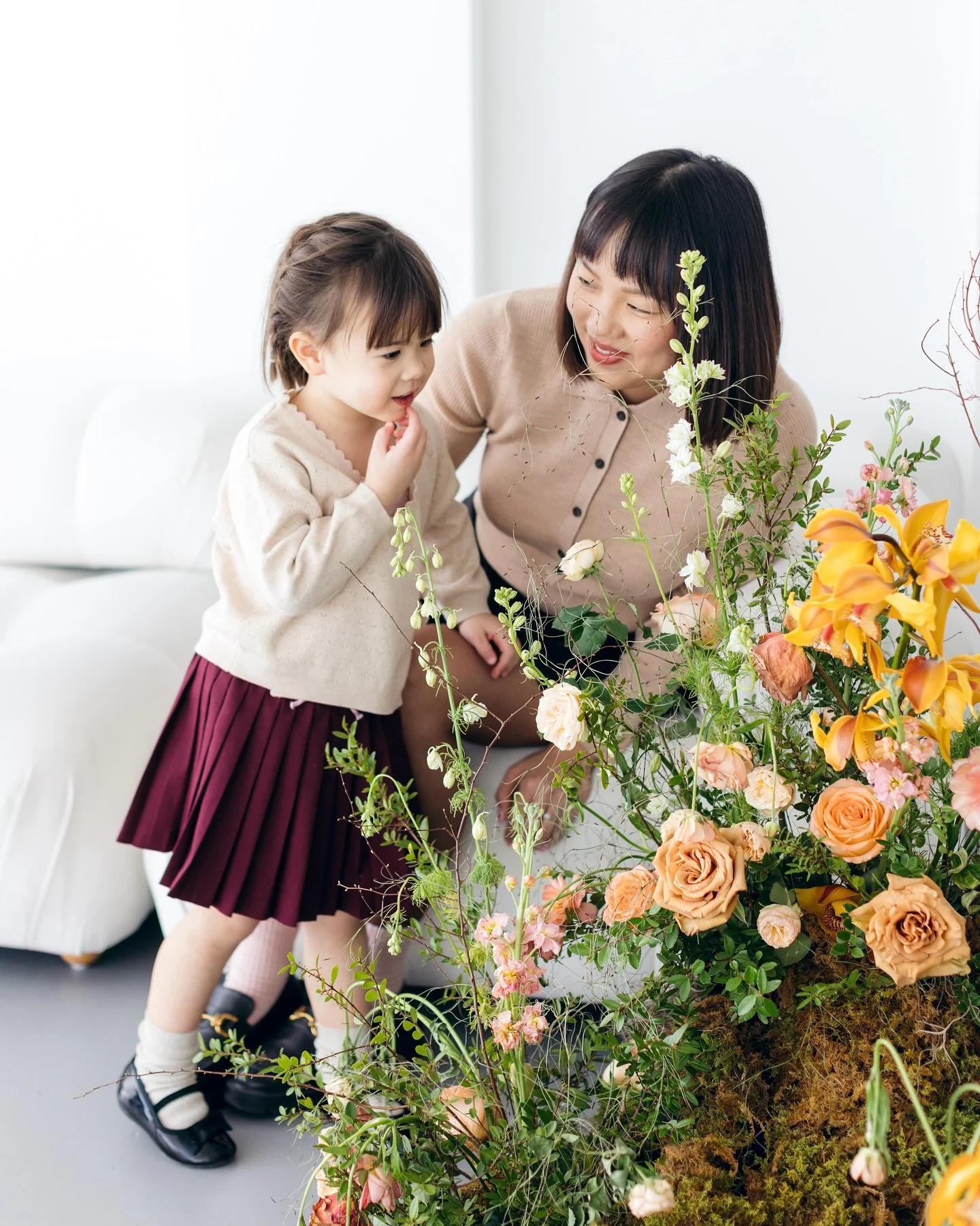 The sweetest Galentines session in @mayflowers.studio &lsquo;s floral installation with longtime friends Michelle &amp; Tiffany and their adorableeeee girls. Such a beautiful idea to capture your kids growing up together! 🌸💕 ⁣
⁣
#torontoflowershop 