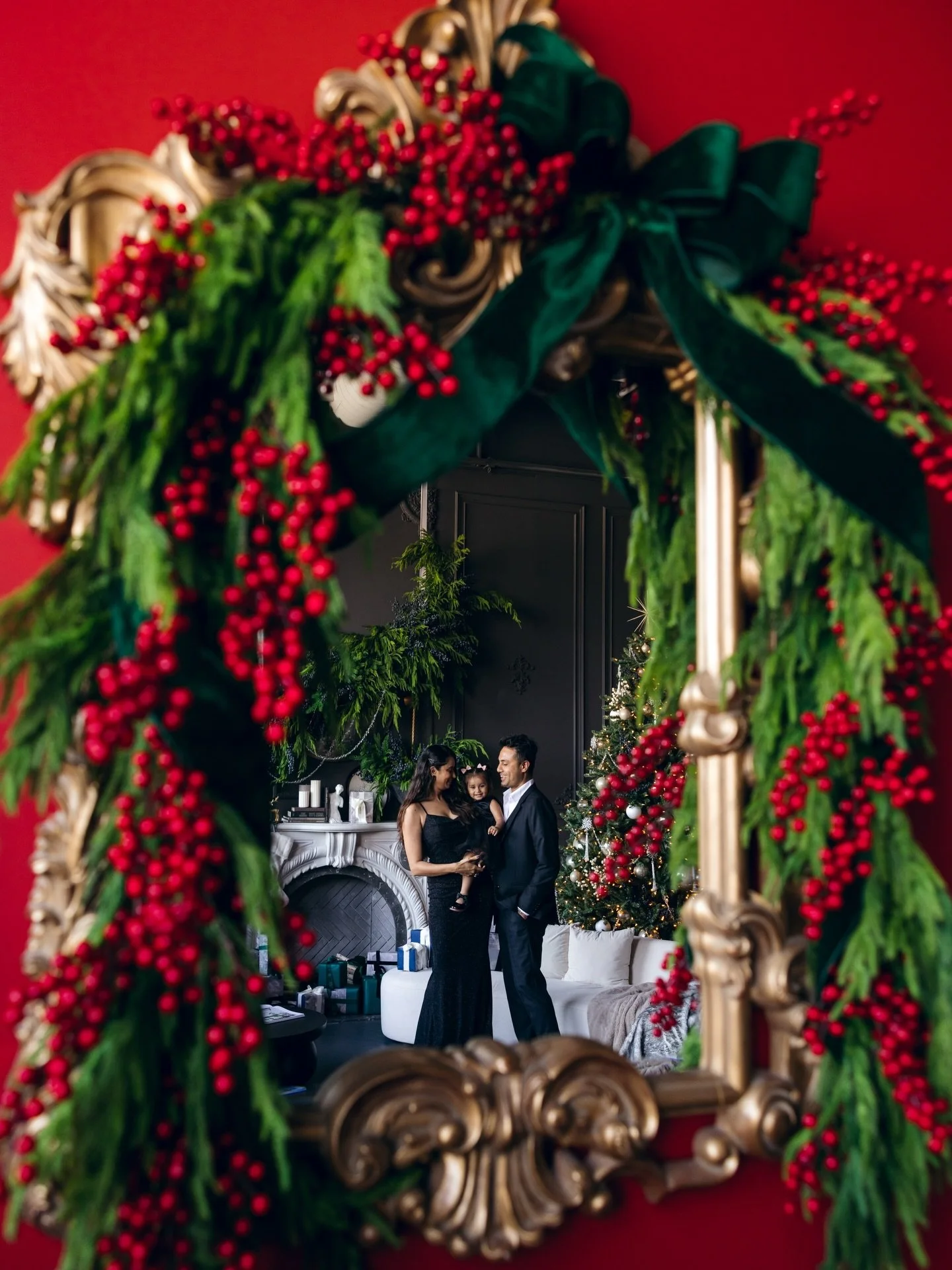 We love when you guys switch it up and opt for a moody, bold holiday session. How gorgeous is Niyati and her family in the &ldquo;Ivory &amp; Ink&rdquo; room?!🖤🤍🖤

#mintroomholiday #mintroomstudios #mintroomstudio #pretoloft #moodyholidaydecor #to