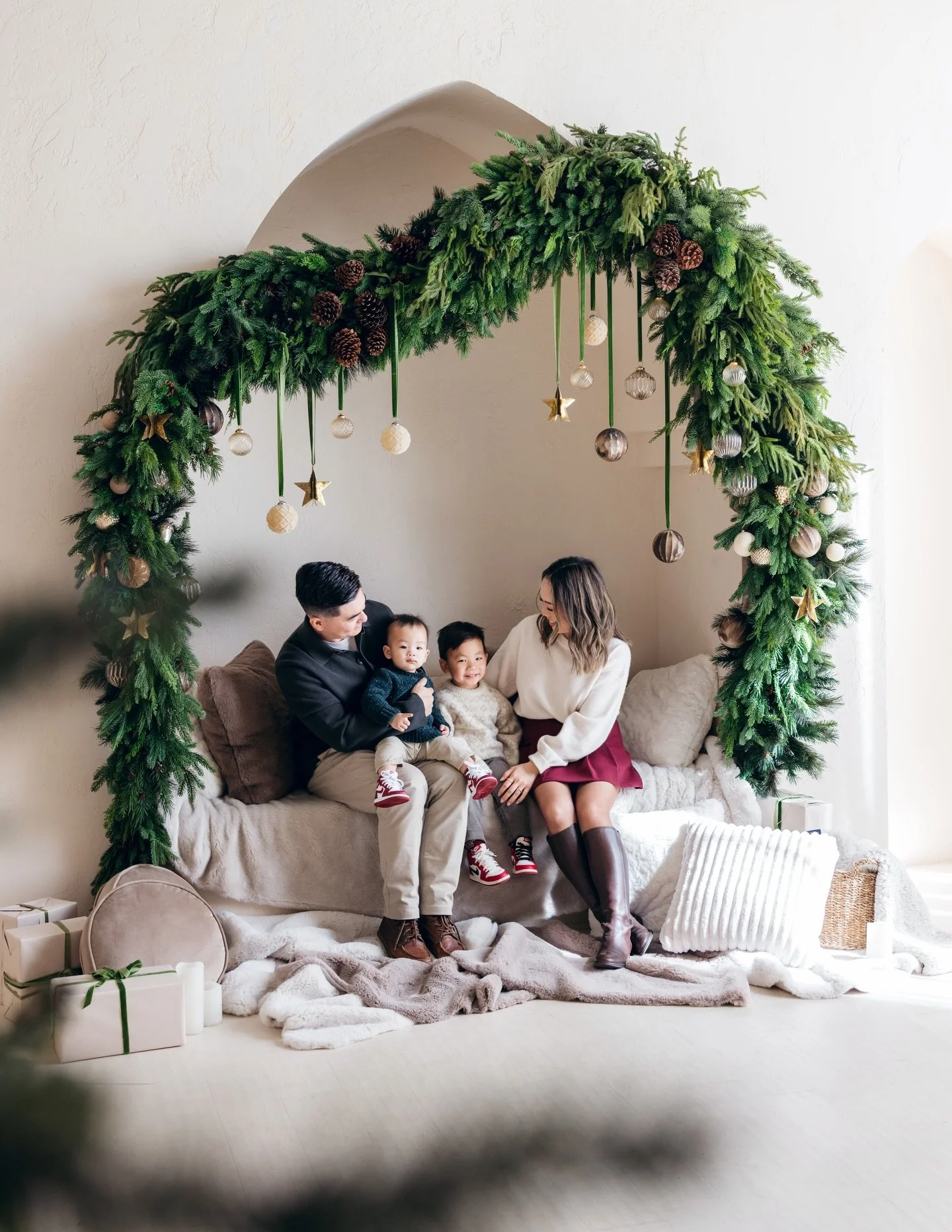 We captured Sarah &amp; Justin&rsquo;s cozy family session way back in September! It&rsquo;s crazy to think how fast Christmas is approaching. The countdown is on!!🎄❄️

#mintroomholiday #mintroomstudios #torontomemories #pretoloft #maternitysession 