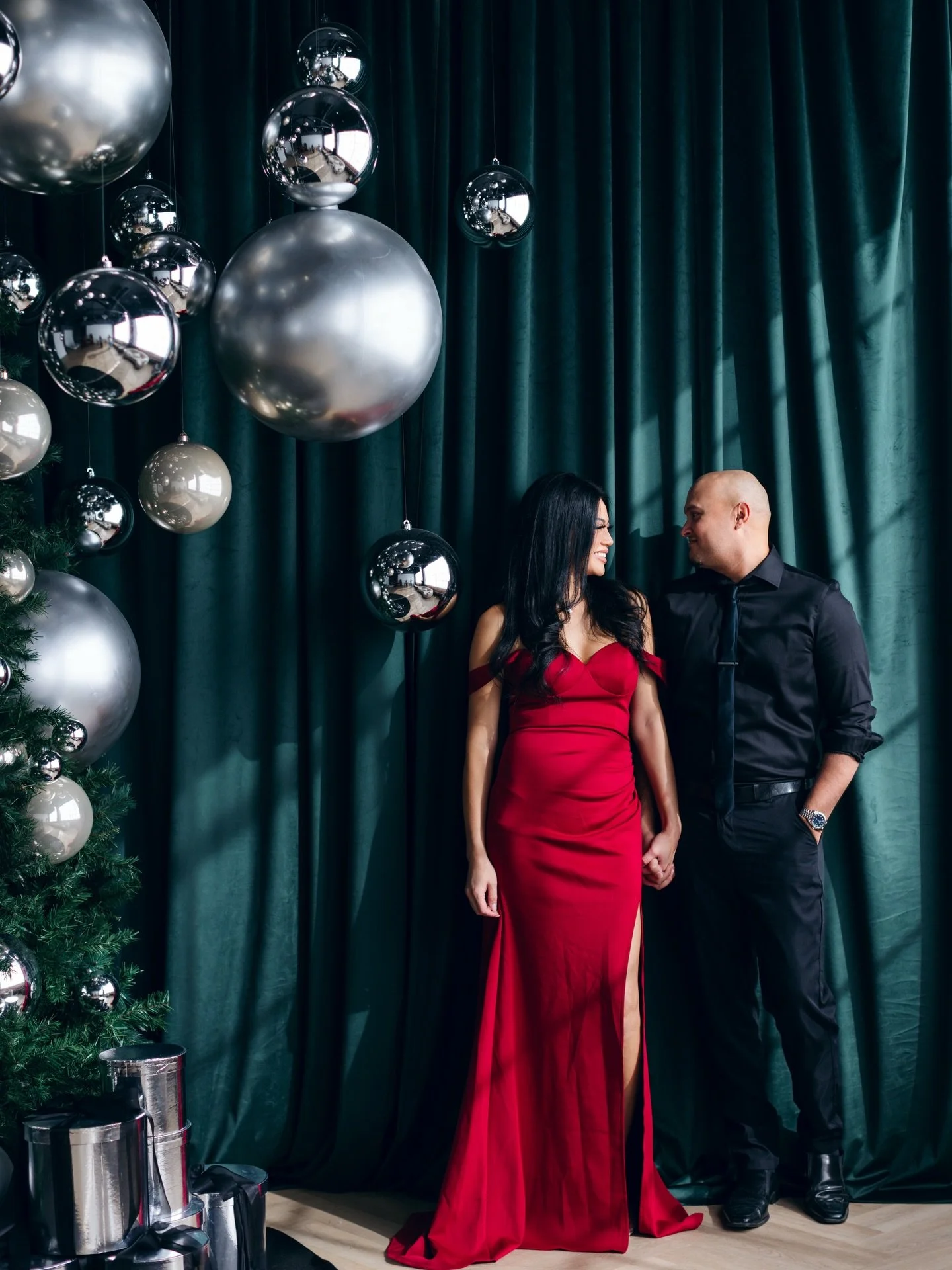 Mark + Eva🔥 Sometimes Mom &amp; Dad need their own moment during these family sessions.😮&zwj;💨❤️

#mintroomholiday #mintroomstudios #mintroomstudio #yyzfamilyphotographers #couplegoals #holidaymoments #torontoxmas #holidayfamilyphotos #christmasph