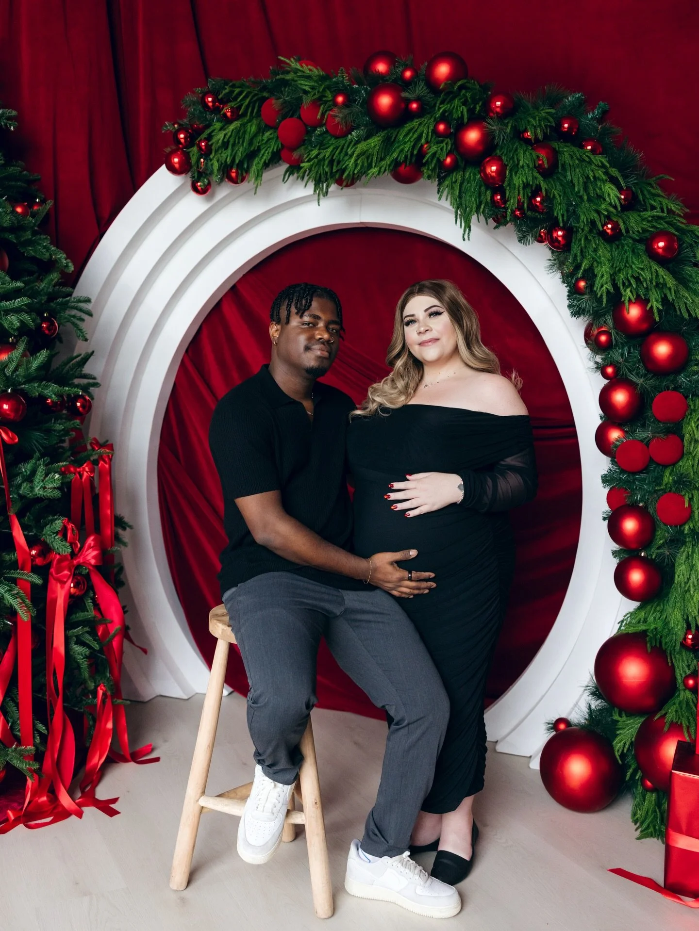 Sharing Cassie &amp; Adrian&rsquo;s Maternity session to kick off our 2025 Holiday content! ❤️ These two looked absolutely stunning in the Cranberry room and we had soo much fun during their session.🔥

#mintroomholiday #mintroomstudios #mintroombest
