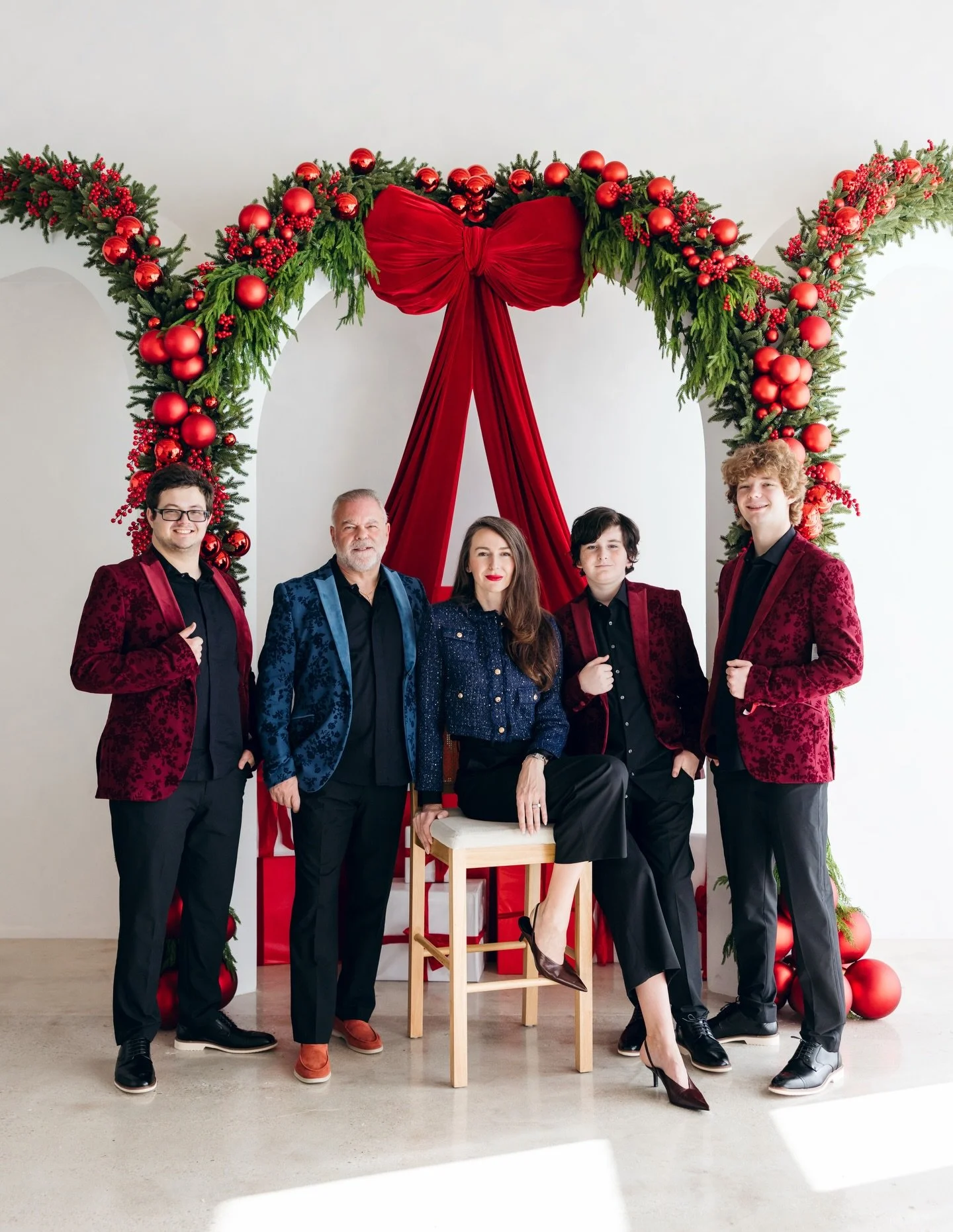 This was such a special session as the boys flew in from the Northeast for their first family session! We had such a blast with Anna&rsquo;s family and they kept us laughing the whole time!❤️

#christmasportraits #mintroomstudios #mintroomstudio #min