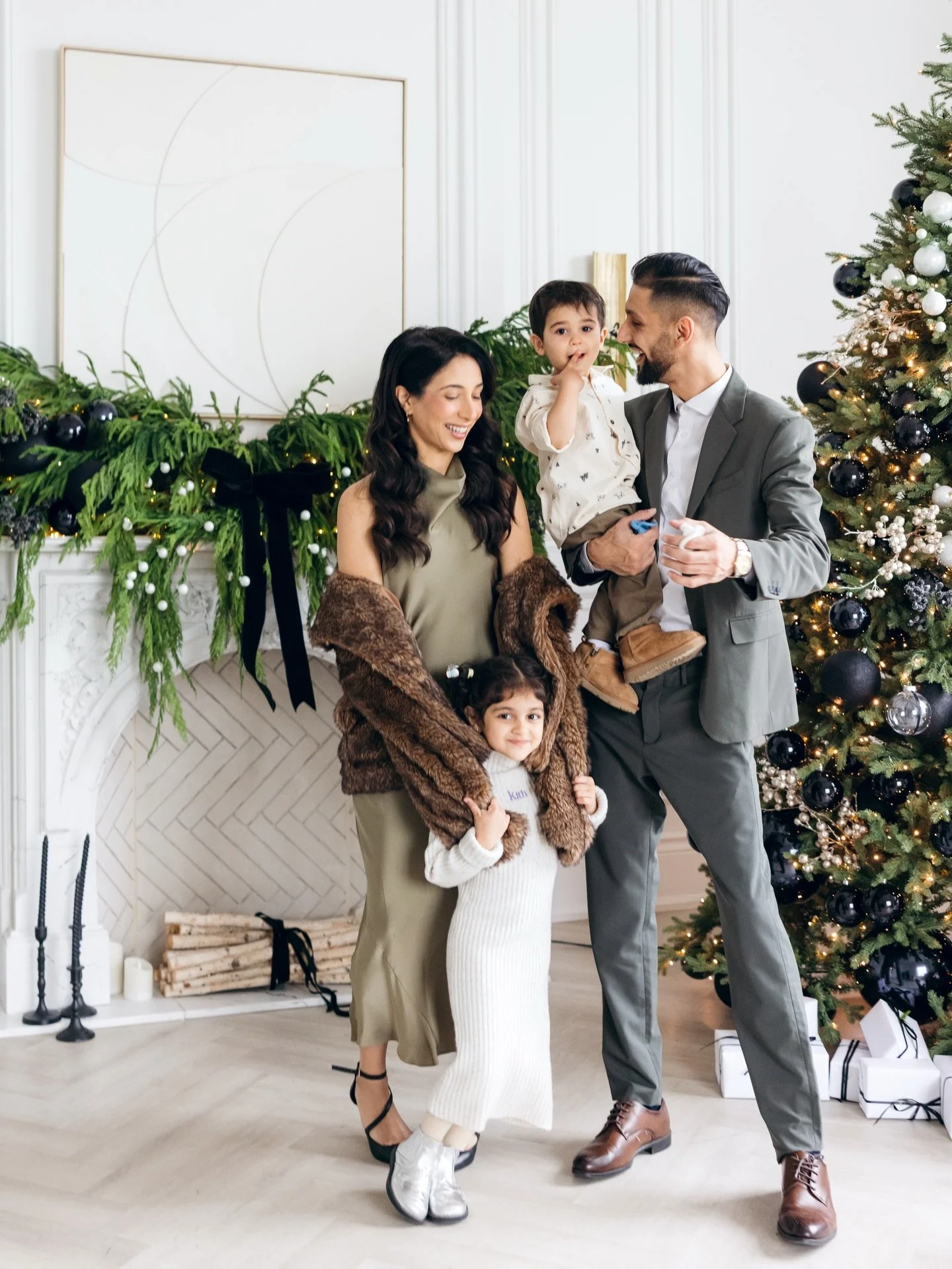 Happy Christmas Eve!! We ran out of days to share so many more beautiful holiday albums, but here&rsquo;s one last one with Sara &amp; Ali&rsquo;s gorgeous family! 🖤 Thank you to everyone who had us as your photographers this year. So lucky for the 