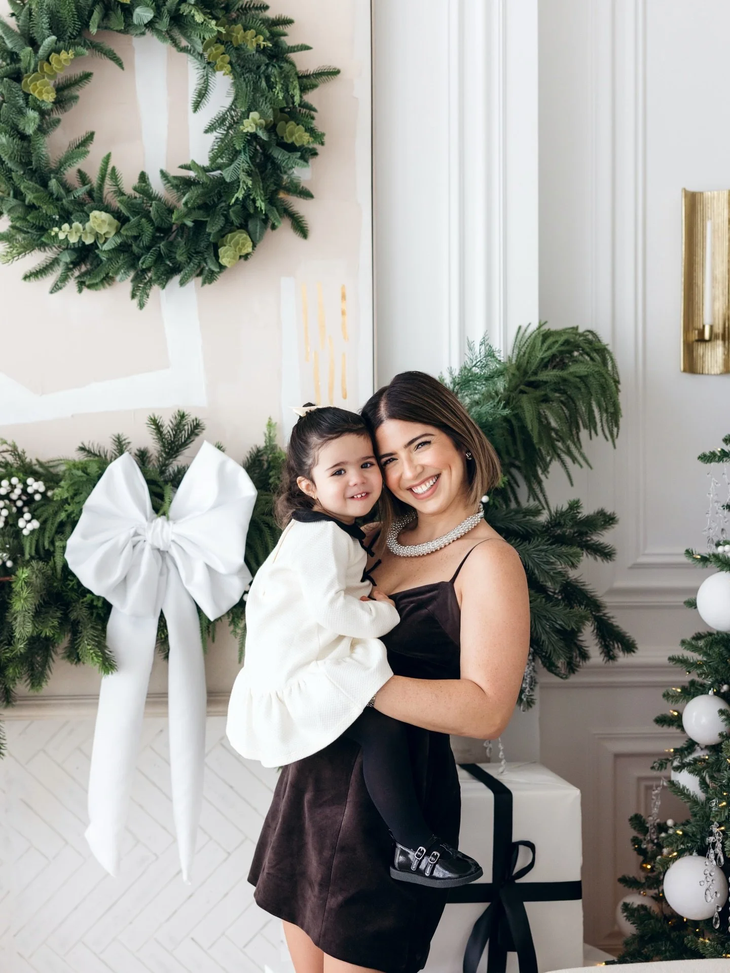 Miami&rsquo;s &ldquo;Chic Noel&rdquo; featuring Giselle&rsquo;s beautiful family!🖤 Little Galilea was shy at first, but when she warmed up, her smile lit up the room.🥹✨

#holidayphotoshoot #mintroomstudios #holidayportraits #mintroommiami #miamicon