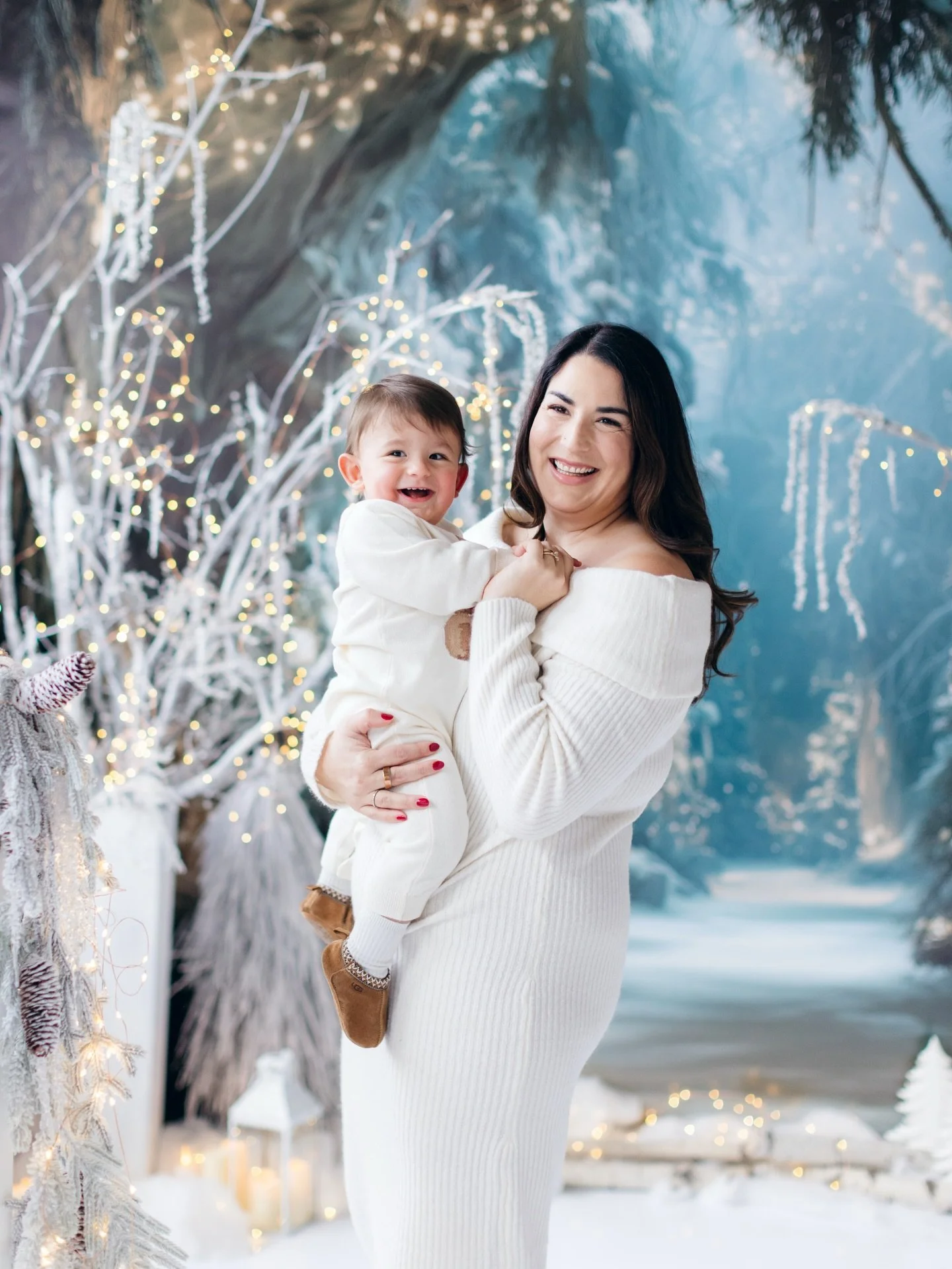 How adorable is little Anthony in the Winter&rsquo;s Tale room!! This was the most magical Christmas session with Laura&rsquo;s family in this winter wonderland!❄️✨

#mintroomholiday #mintroomstudios #mintroomstudio #pretoloft #familyportrait #holida