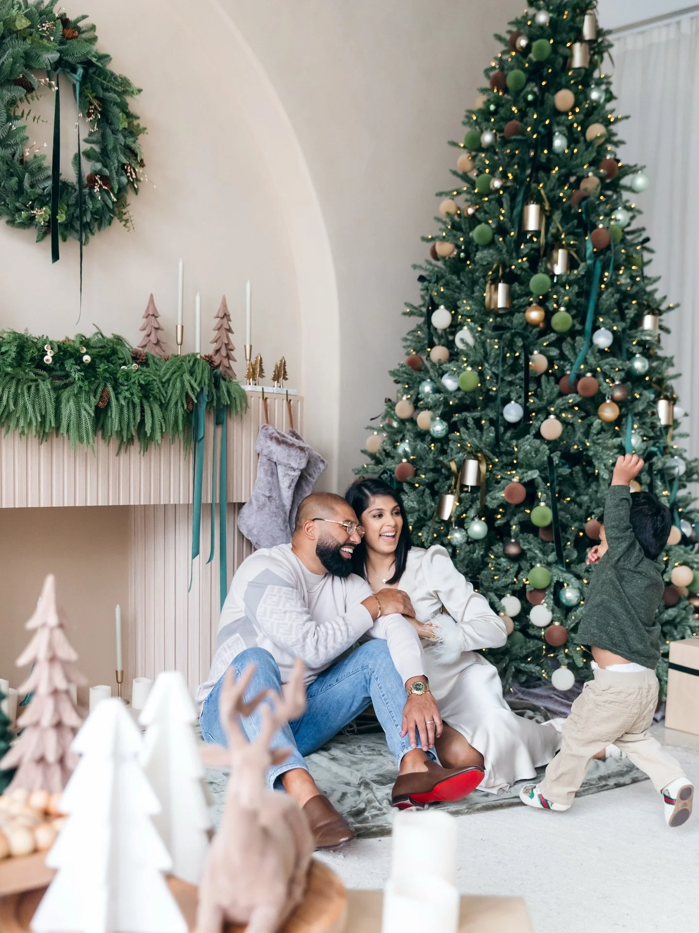 Bo + Sabrina&rsquo;s adorable family from our first Miami holiday mini sessions last year. We can&rsquo;t wait to photograph these guys again soon! 💚 We only have a few minis left at @mintroom.miami - link in the bio to book! 🎄🎅🏼🎁

#mintroomholi