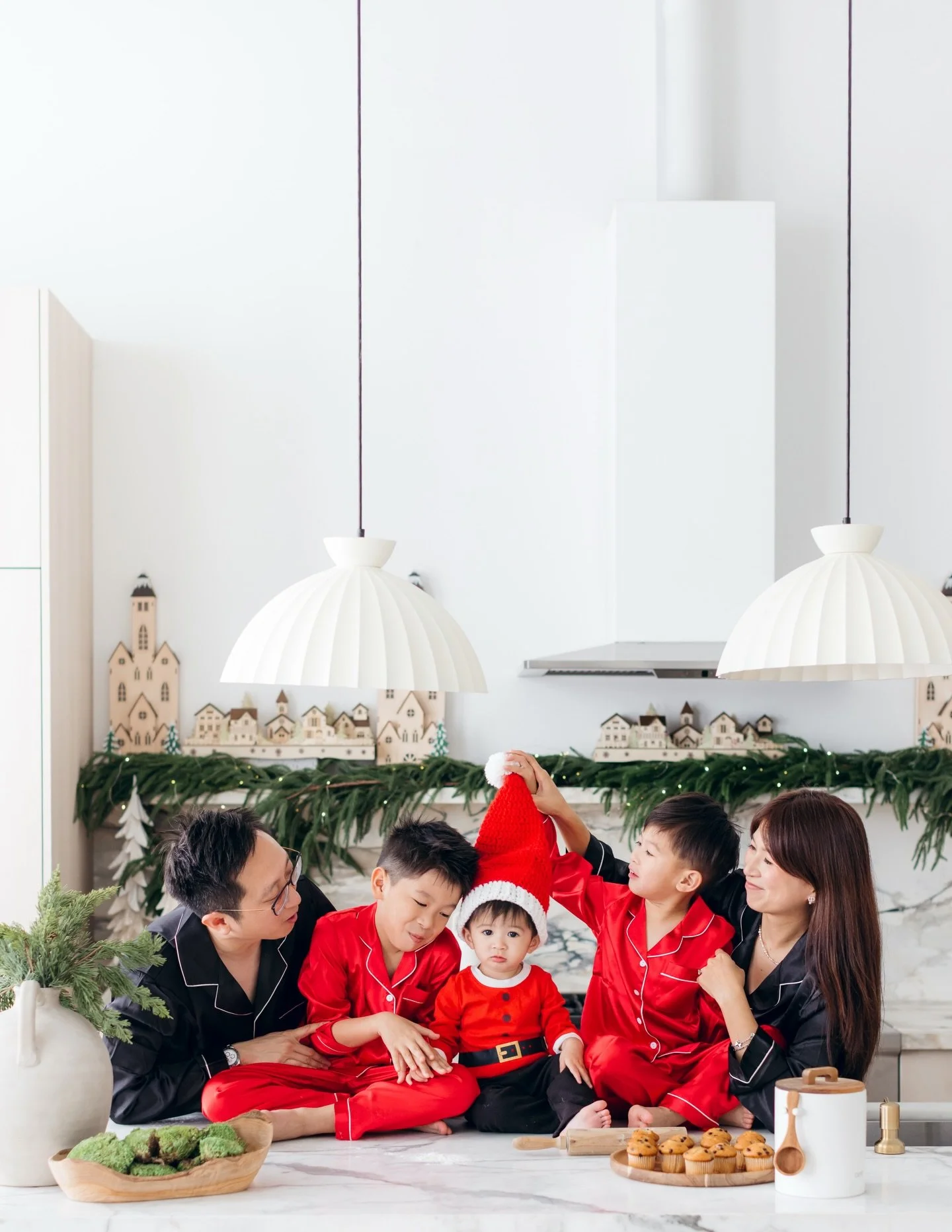 Cindy &amp; Victor have been with us since 2020 when they were only a family of 3. Fast forward to 2025 and they&rsquo;re now a family of 5! We just love seeing you guys every year!🧸

#mintroomholiday #mintroomstudios #mintroomstudio #familysession 
