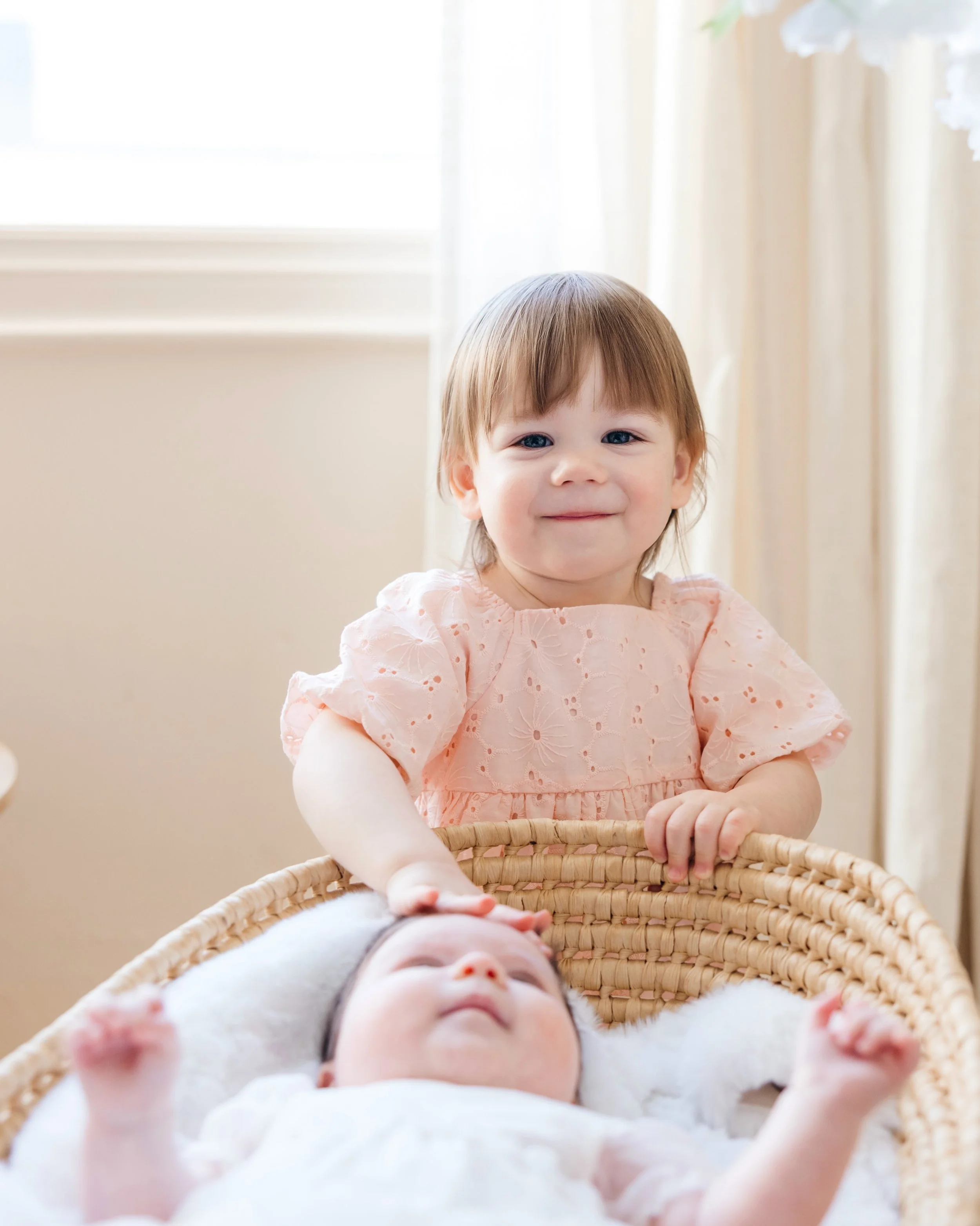 How special it must be watching your first baby become an older sister. 🥹❤️

#mintroomstudios #torontonewbornsession #torontofamilyphotography #torontostudiosession