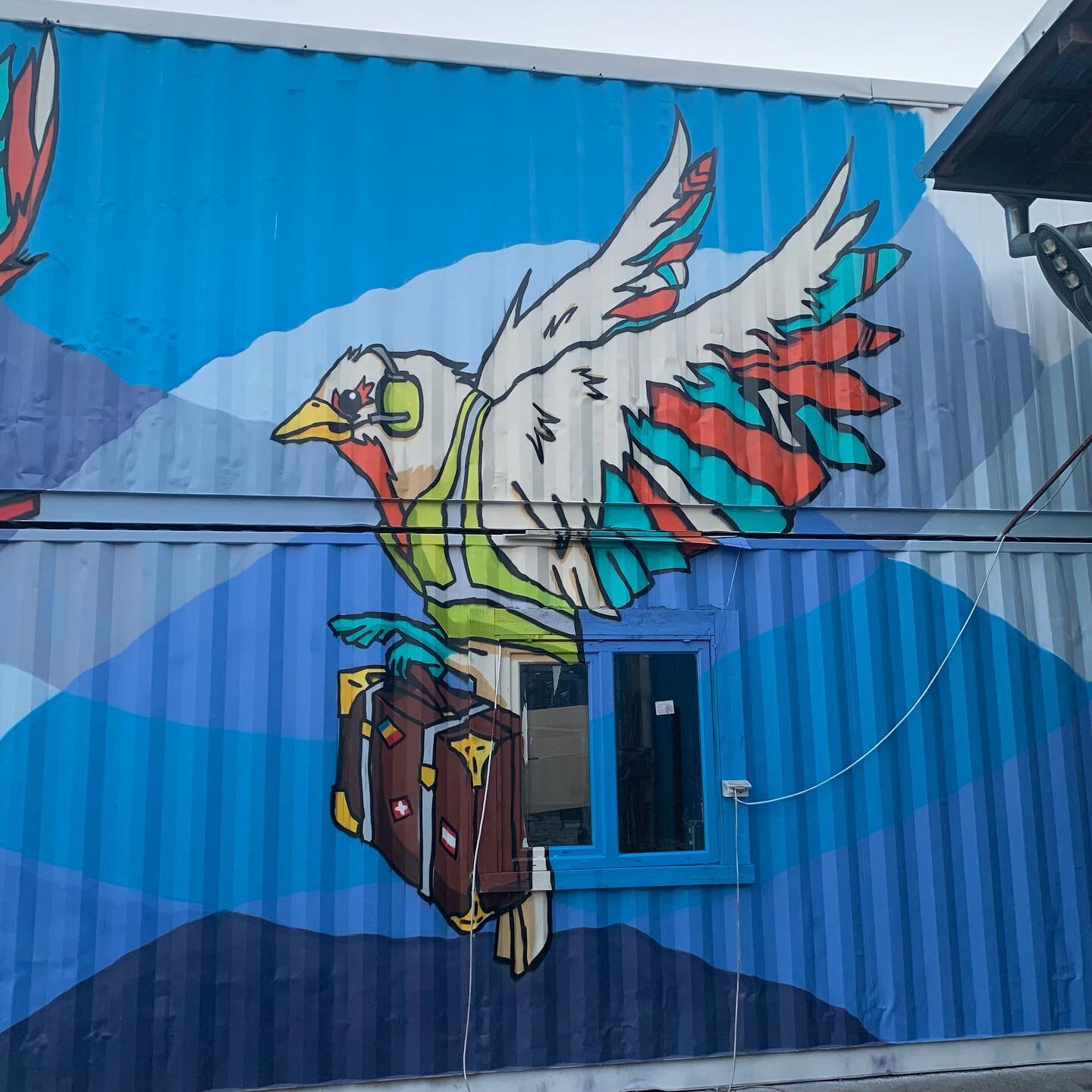 I painted so many birds

#mural #muralart #streetart #spraypaint #muralist #muralproject #art #urbanart #muralartist #painting #illustration #bucharest #birds #baggage #luggage #blue #skribl