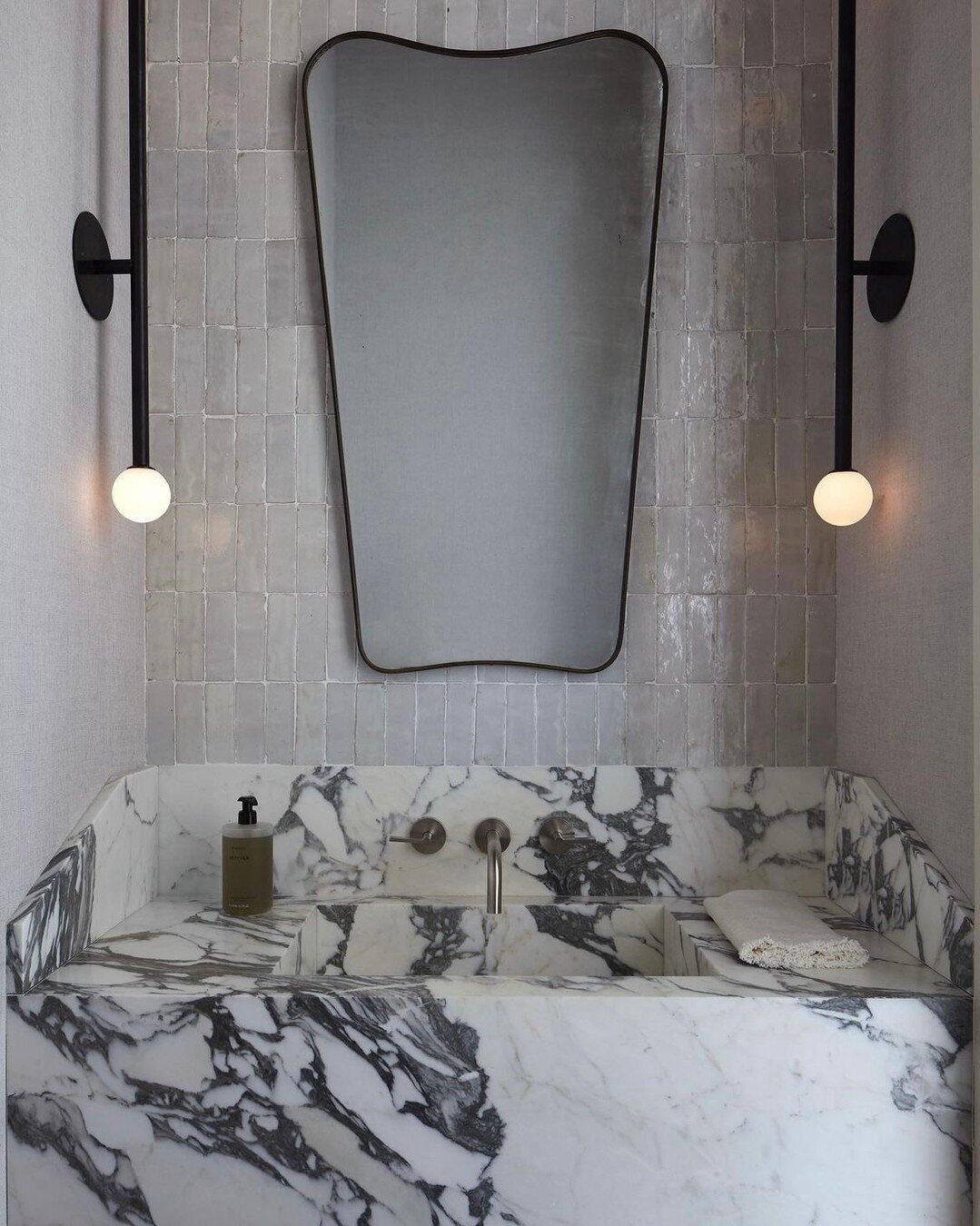 Design Inspiration | Dive into design inspiration with this stunning marble bathroom from the private residence of fashion designer Joseph Altuzarra and Seth Weissman, as featured in the prestigious AD magazine! 

Interior by @joshgreenedesign 
Marbl