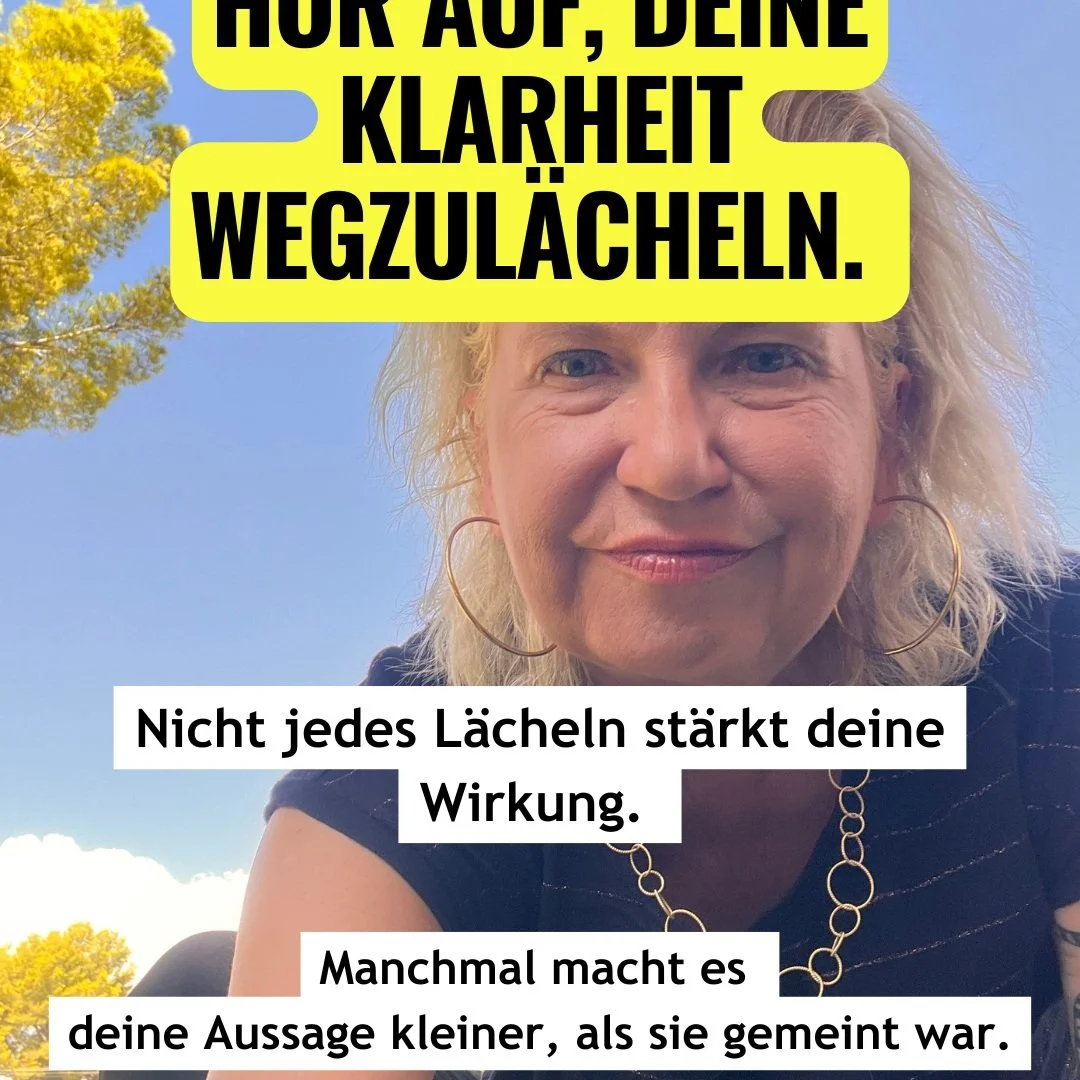 &bdquo;Ich sehe das anders." - und dann l&auml;chelst du. Der Satz ist klar, im Raum kommt trotzdem etwas anderes an.
Das passiert selten bewusst. Du setzt eine Grenze, triffst eine Entscheidung, sagst einen Satz, der sitzt - und schiebst ein L&