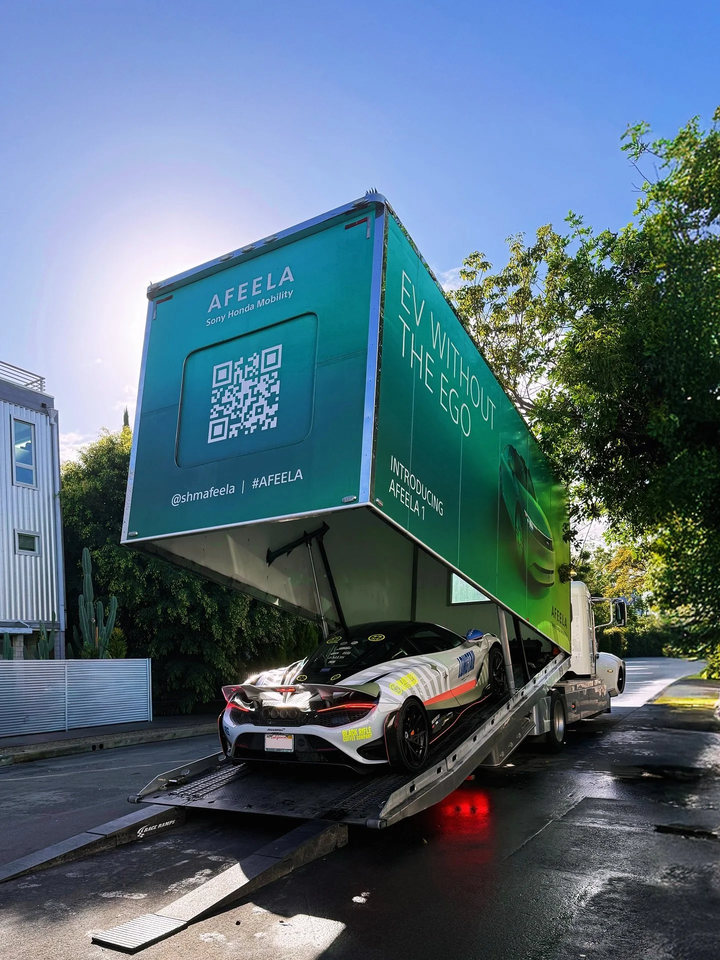 McLaren 765LT wrapped for @longtailrally 

Loaded onto the @shmafeela x @jp_logistics trailer &ndash; also wrapped by us.

Destination: F1 Las Vegas.