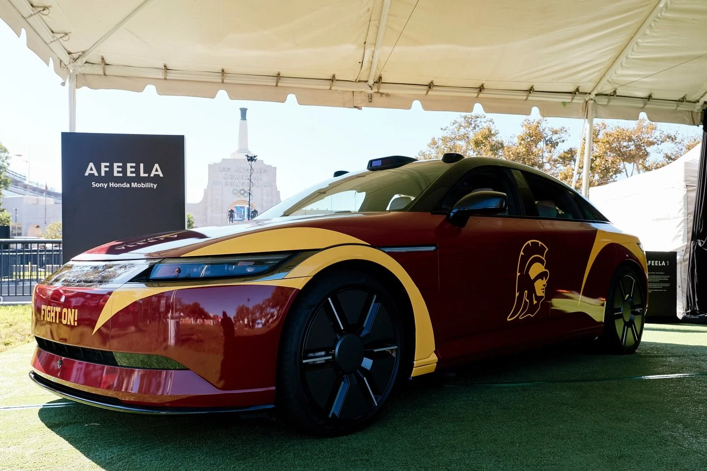 USC spirit, wrapped. For this latest AFEELA project, we transformed the EV with a full Trojan-inspired livery, using @adgraphics_na MPI 1105 for the graphics and Avery Dennison Supreme Wrapping Film SW900 in Burgundy for the base.

The activation too