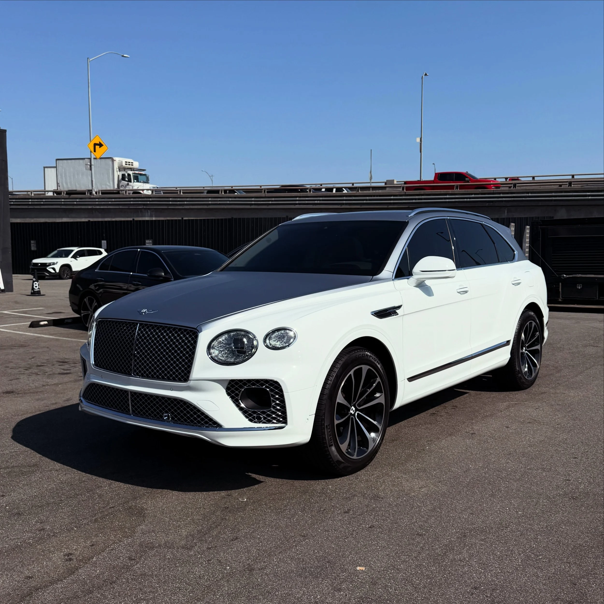 Bentley Bentayga color change done right.

We transformed this former blue Bentayga into a sleek two tone finish using @inozetek Dry Apply PPF. Champion White on the lower body paired with Satin Liquid Metallic Star Silver on the top.

PPF color chan