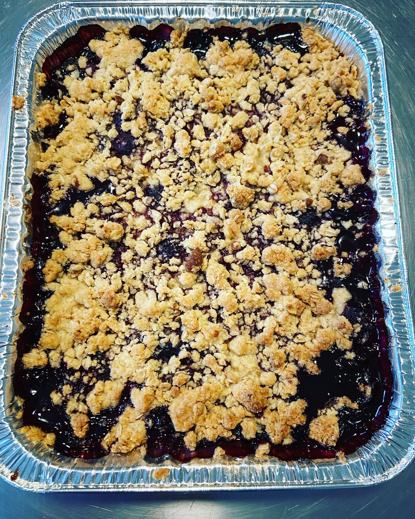 Mixed berry cobbler! Triple berry, lemon, oatmeal crumble. Special order for today.

#ctcatering #cteats #supportsmallbusiness #ctsmallbusiness #newhaveneats