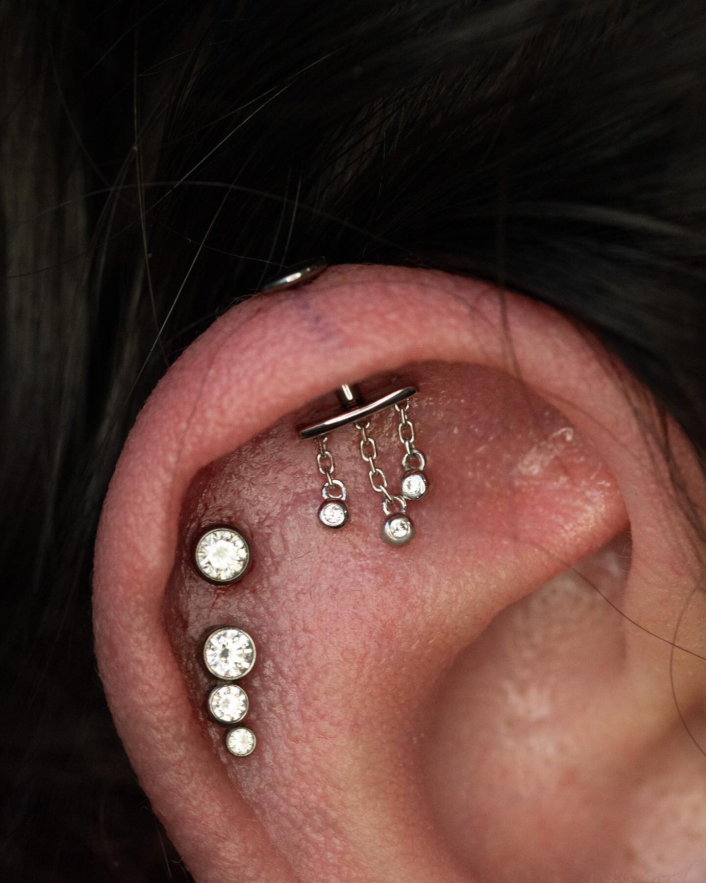 Amanda was one of the first clients I got to do jewelry installs on, and last week she let me add this fun little vertical helix to her ear! Y&rsquo;all know I love a dangly little guy. ✨