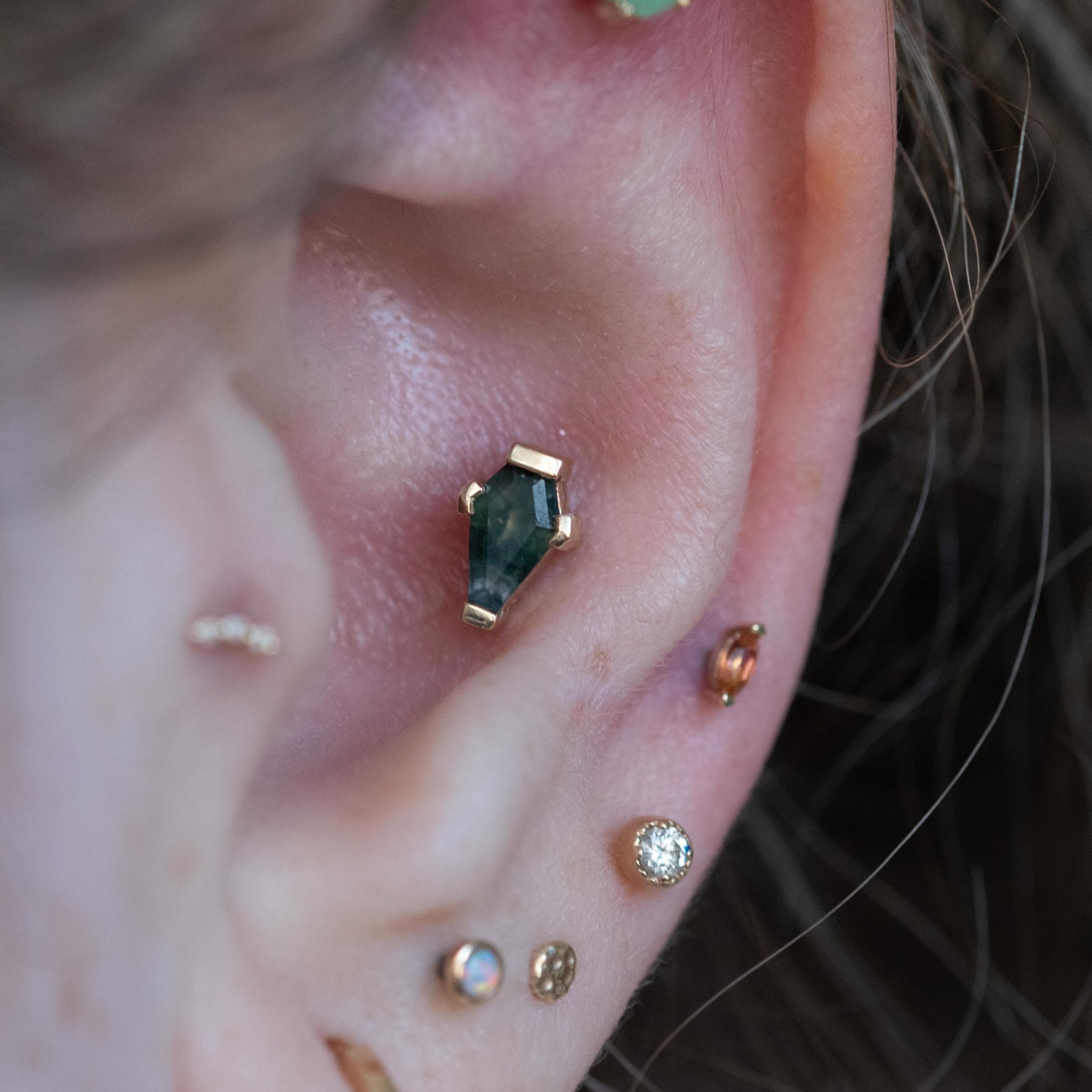 I got to install this hefty moss agate coffin in yellow gold from @bvla in Kelsey&rsquo;s conch that @countergoblin pierced a while ago and I think it looks pretty rad 😎 Done at @arcadiabodypiercing 🎉 I won&rsquo;t be in tomorrow but I have time We