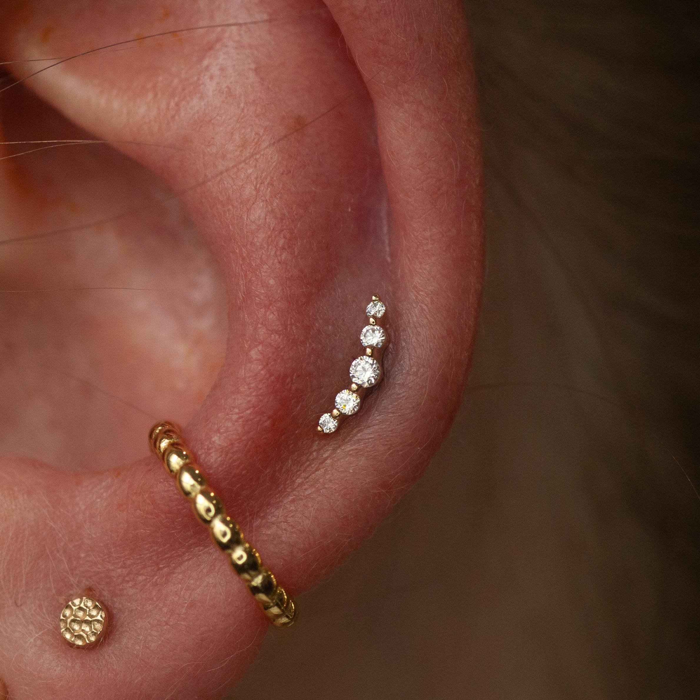 A cute mid helix 🩷 I&rsquo;ve got some time this upcoming week if you want to schedule an appointment on the website 🥰 I&rsquo;ll see you soon! Photo by @countergoblin 💯 Done at @arcadiabodypiercing 😌