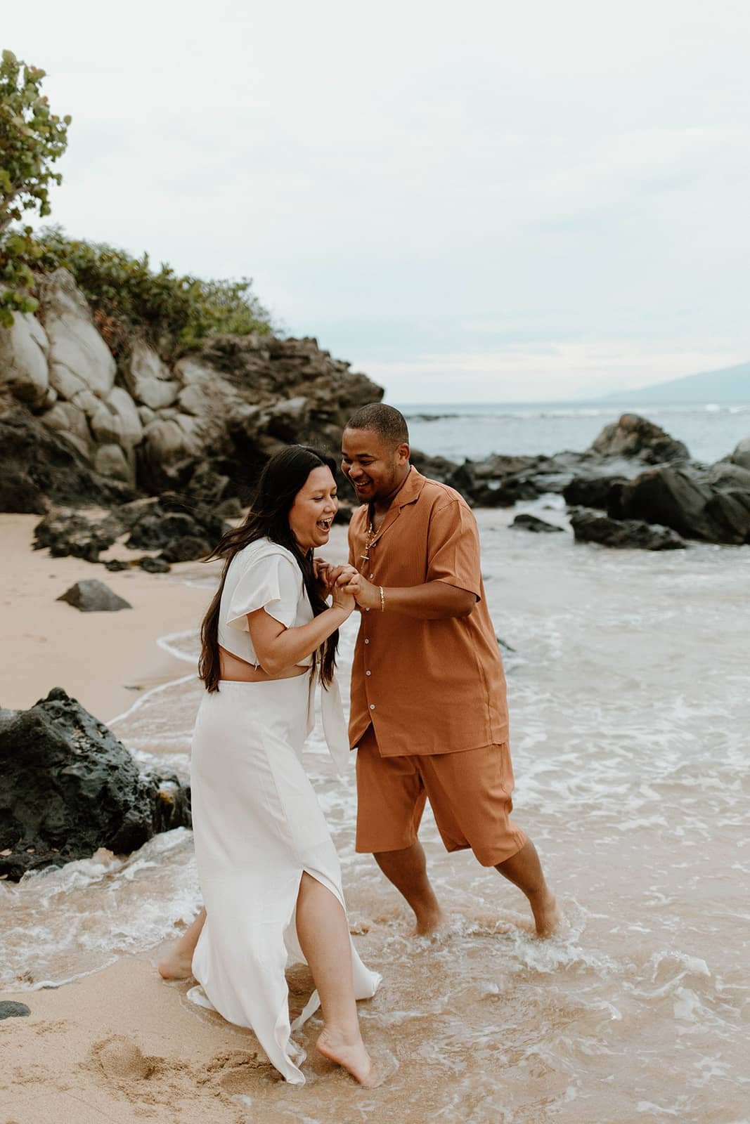  Couples photoshoot poses with the push and play pose  