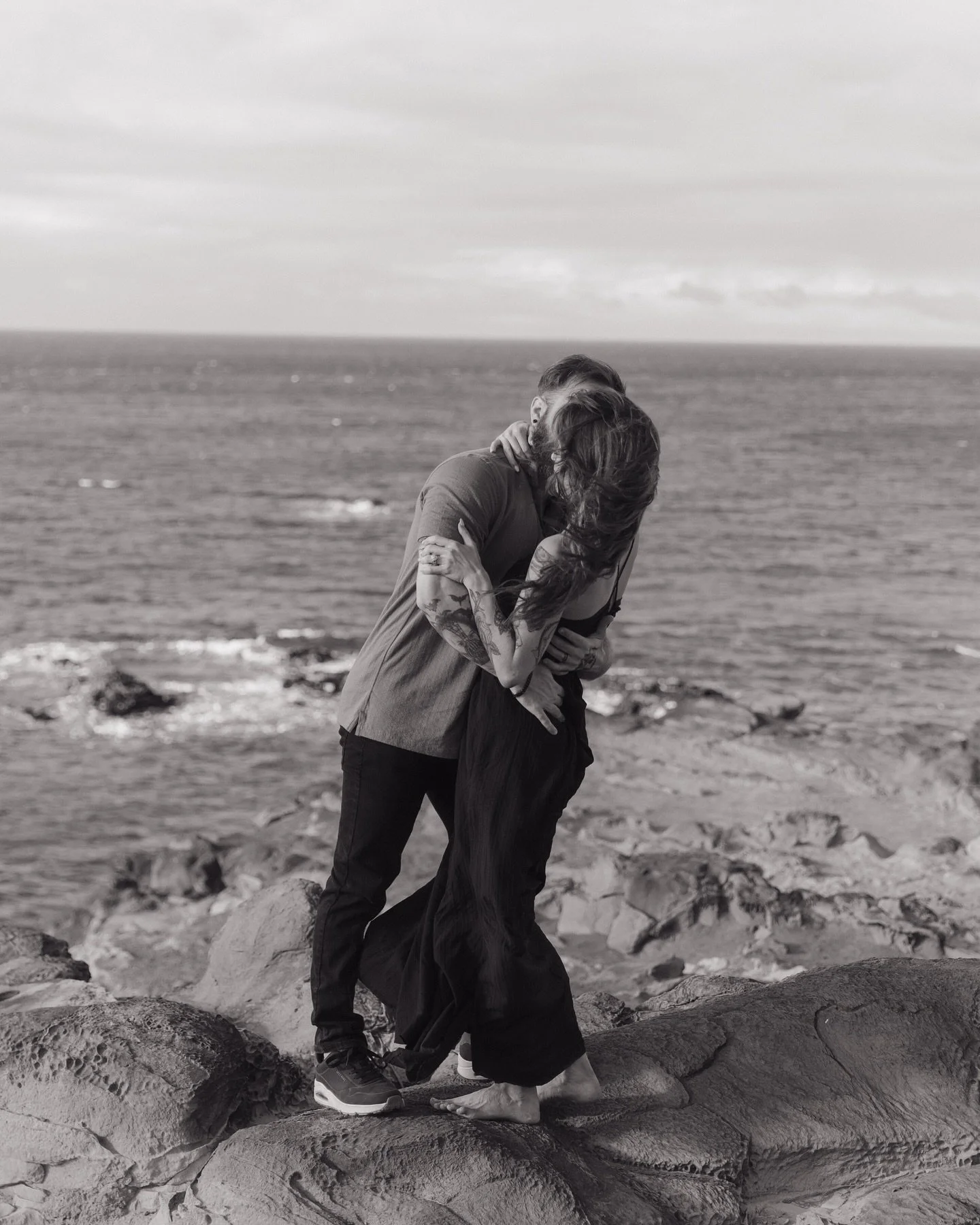 Kali and Tyler celebrated their anniversary running around on the west side, and their sweet Archer joined us right at sunset to finish a perfect evening. ✨🫶🏼