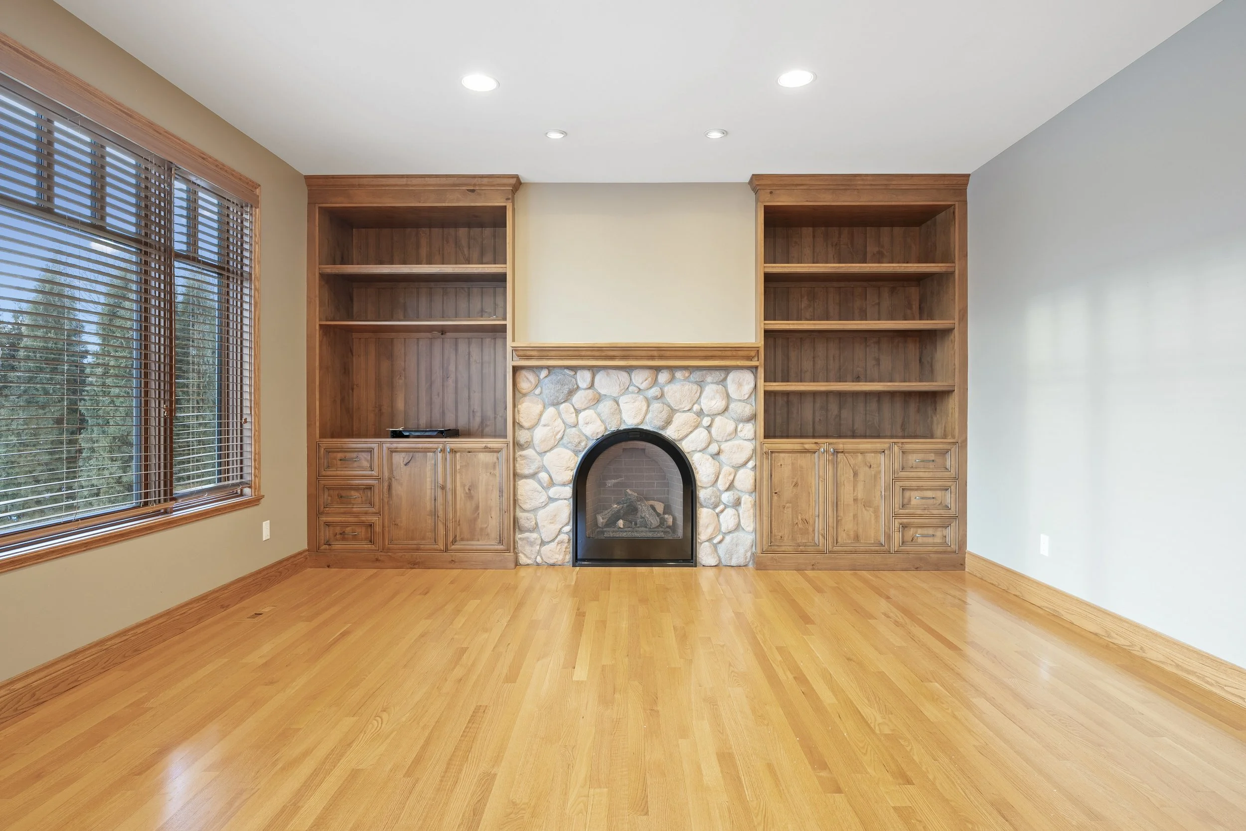 09-302 Collins Crescent - Spruce Homes-33.jpg