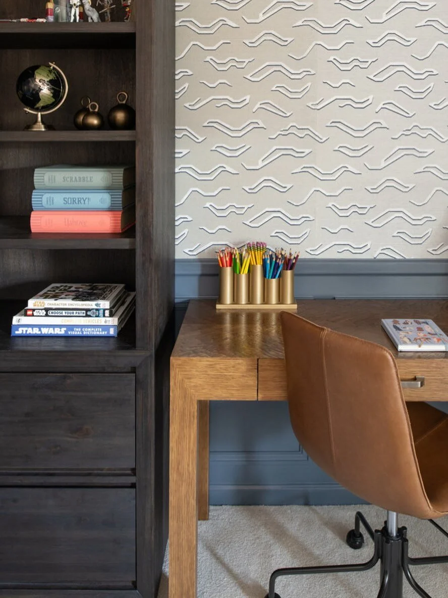 Elevated kids spaces, with built in ways for them to maintain their spaces without help! 🖍️ 🌎 🧸 

Designer @homejoydesigns 
Photographer @marypatcollinsphoto