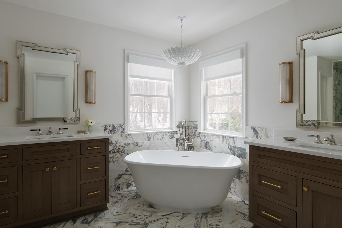 First look at the before and after of our Potomac Falls master bathroom renovation. Swipe to see the transformation. 🤍

Designer @homejoydesigns 
Photographer @marypatcollinsphoto