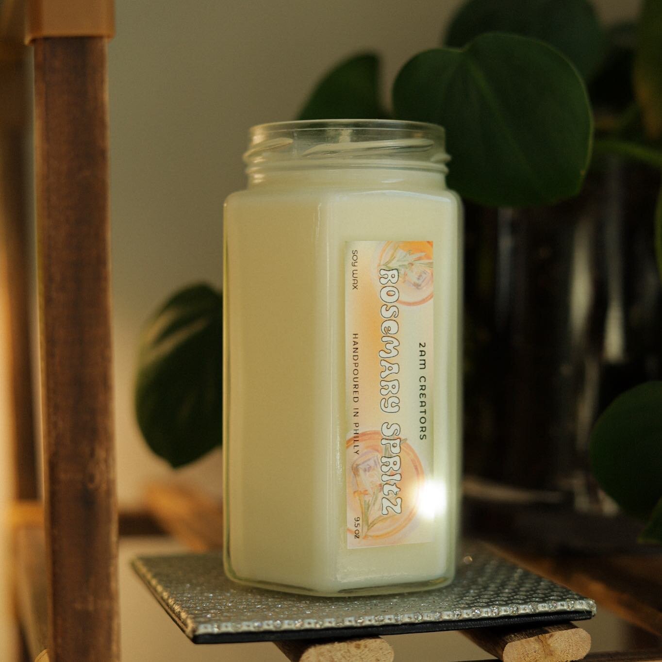 Refresh your space with the invigorating scent of rosemary spritz - the perfect candle for your spring cleaning routine! 🧼🕯️ 

#rosemary #rosemaryscented #springdecorating #soywaxcandles #springcleaning #springtime #springdecor #aromaticherbs #arom