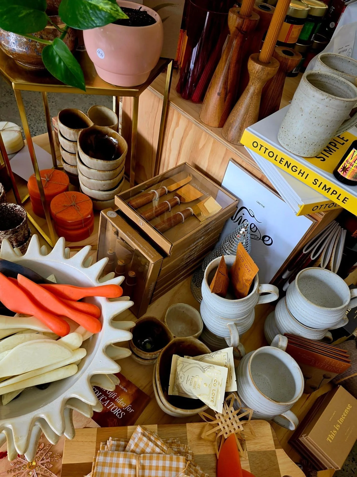 Wowee! What a busy 2 days at @oakandhaven ✨️
I'm so grateful for the opportunity to work in Yana's beautiful space recently. It's a nice change of scenery to working alone in my studio. I love remerchandising the store, creating displays and serving 