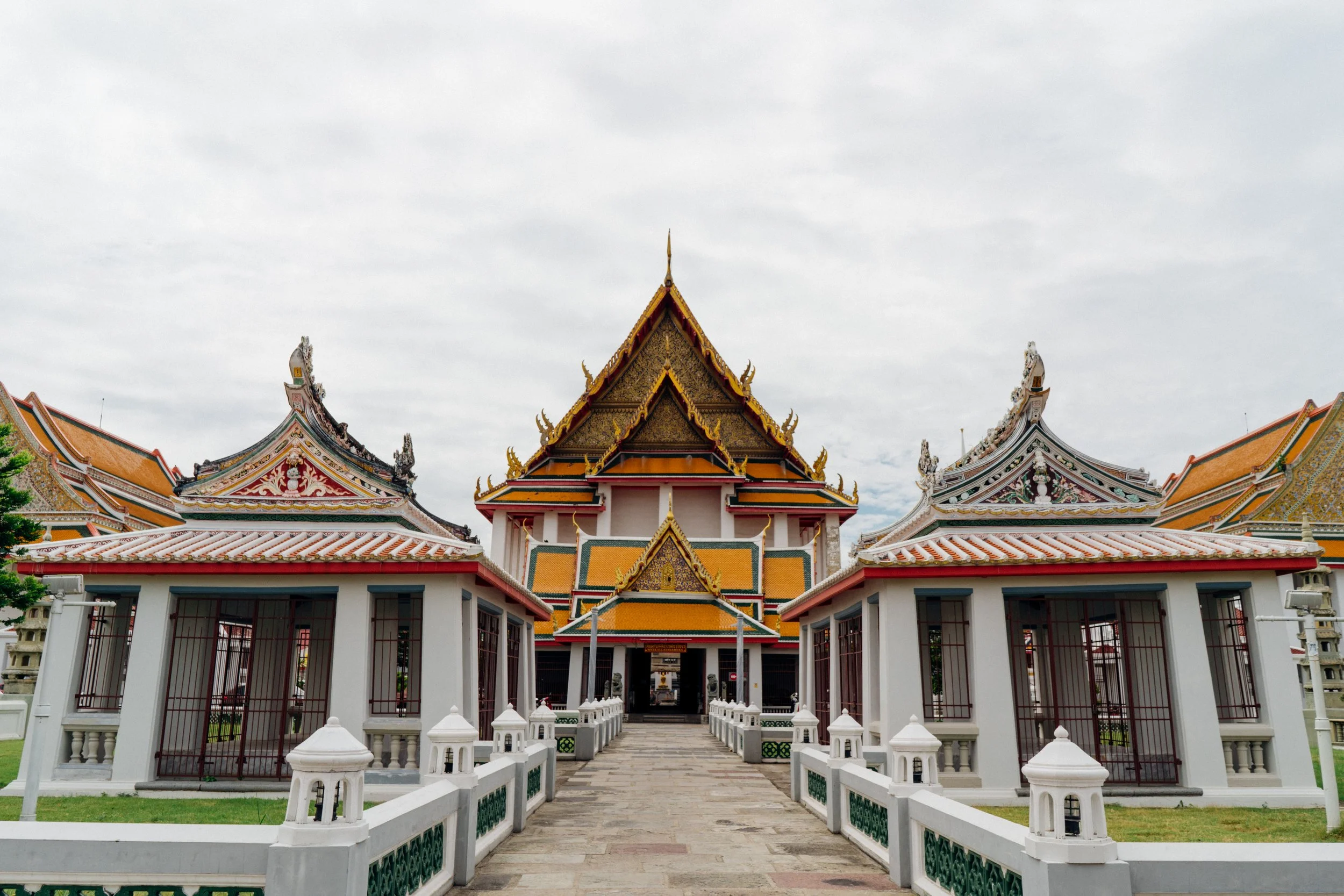 wat kanlayanimit.JPG