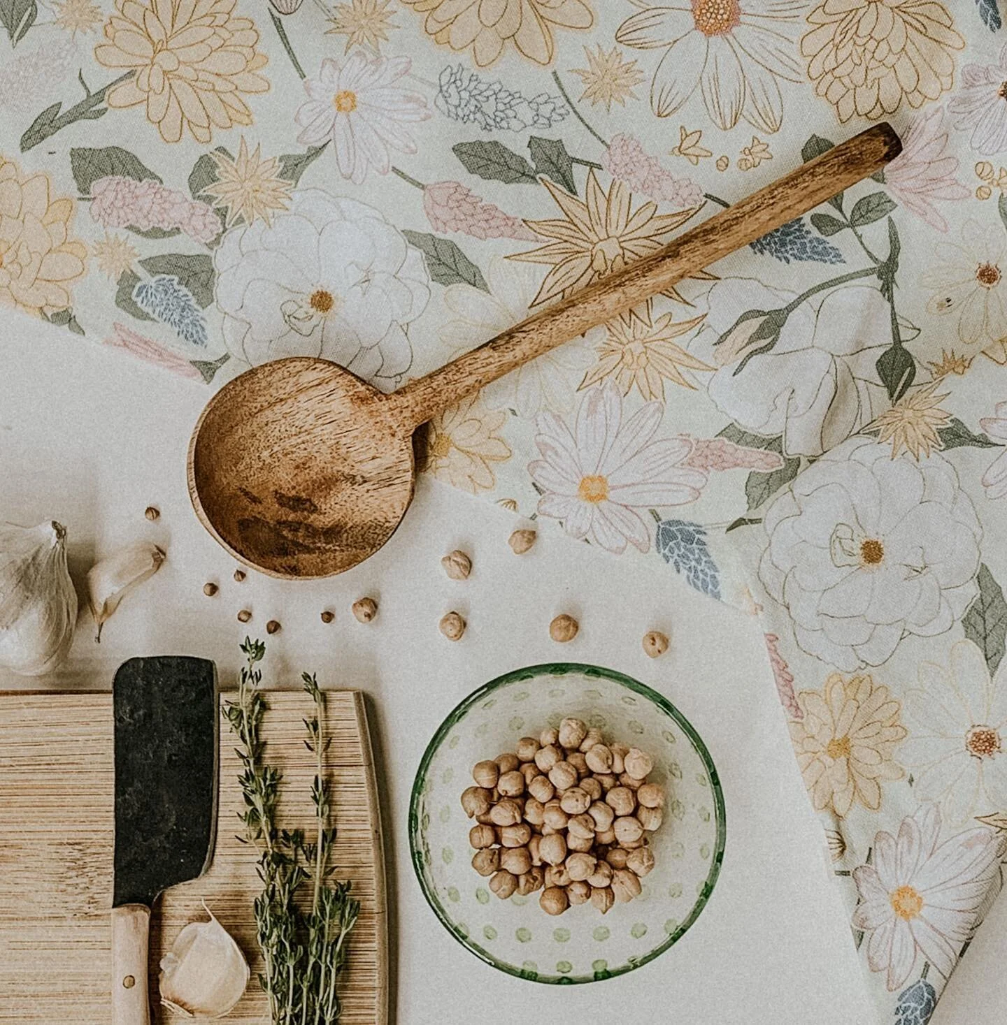 Cooking is always more fun with cute accessories :)

#floralillustration #botanicalillustration #lavenderflowers #gardeninginspiration #surfacepatterndesign #surfacedesign #surfacepatterncommunity #repeatingpattern #wallpaperdesign #walldecoration #s