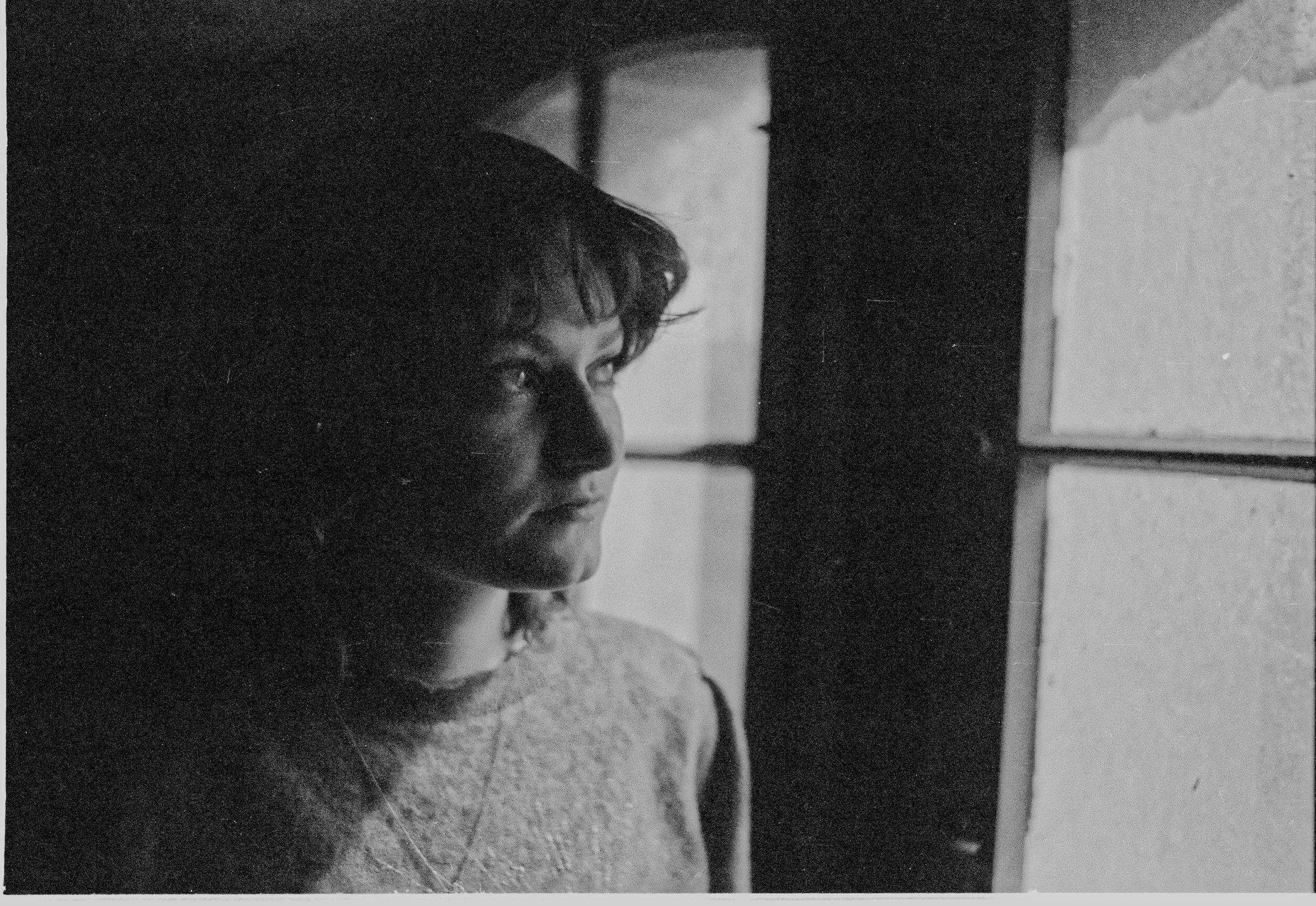 Nellie close vor Fesnster s_w.jpg